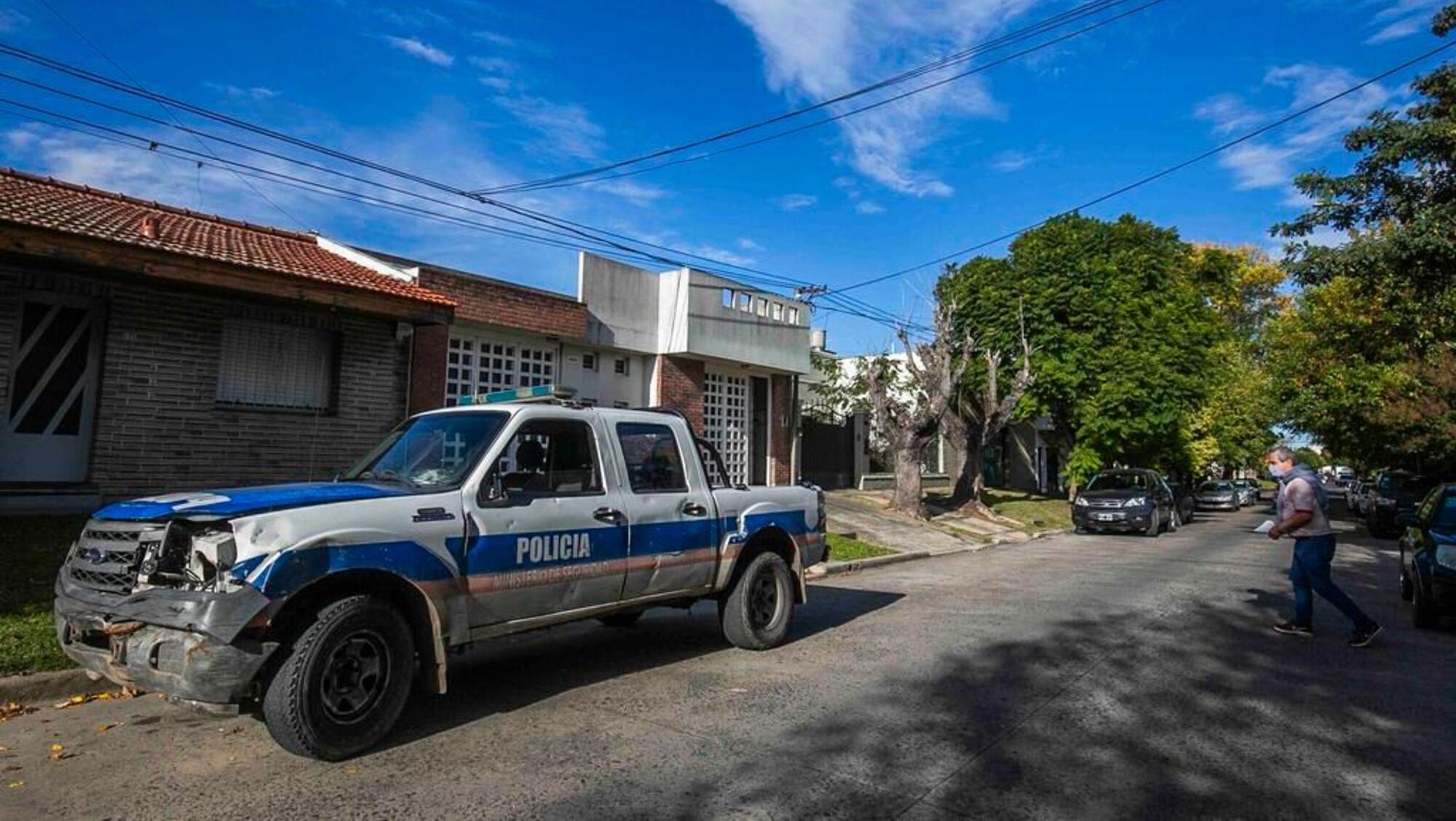 La policía trabajó en la casa de los ancianos de Tolosa (Gentileza El Día).