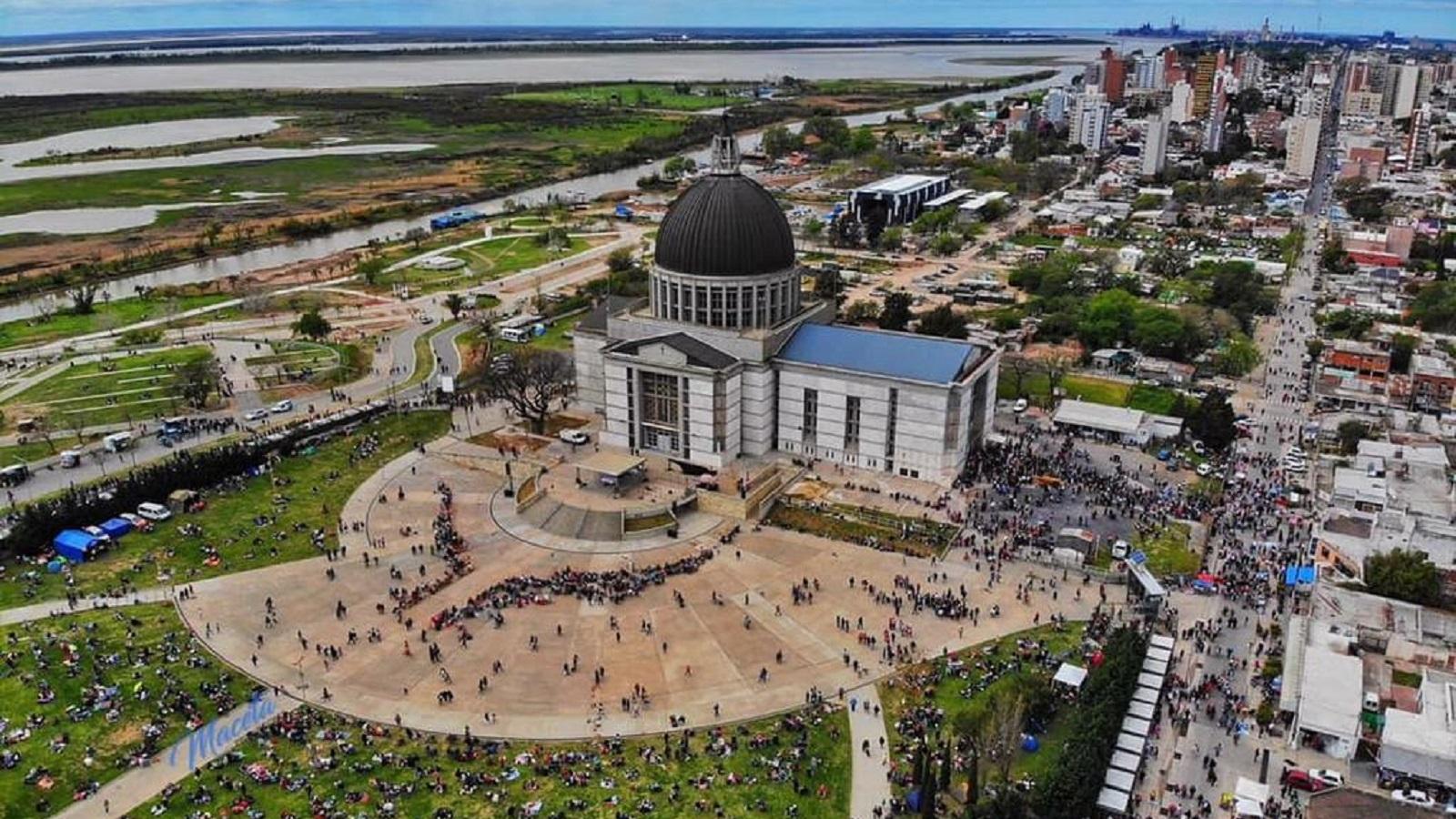 San Nicolás queda a 240 kilómetros de la Ciudad de Buenos Aires y 70 de Rosario.