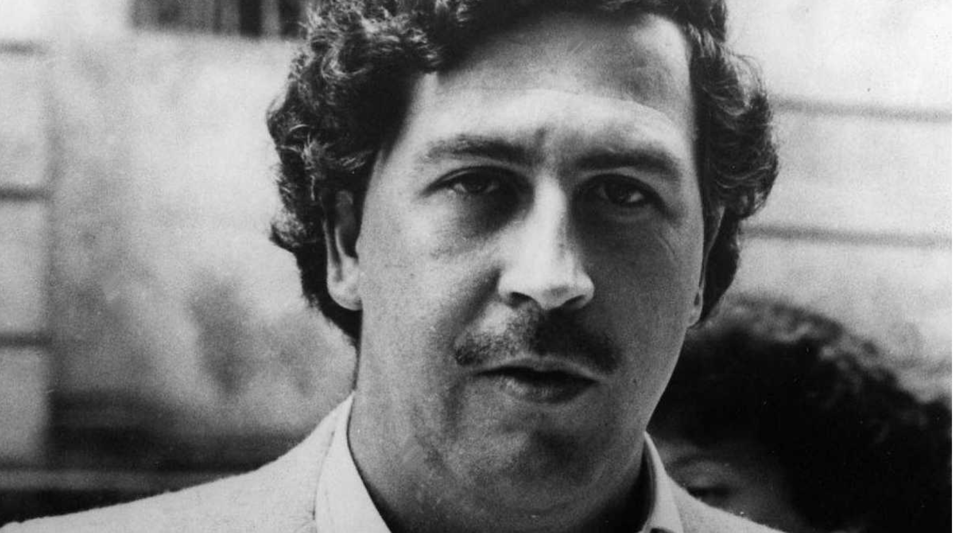 La polémica sombra que aparece en la serie de   <a href='https://www.cronica.com.ar/tags/Pablo Escobar'>Pablo Escobar</a> asustó a varios.