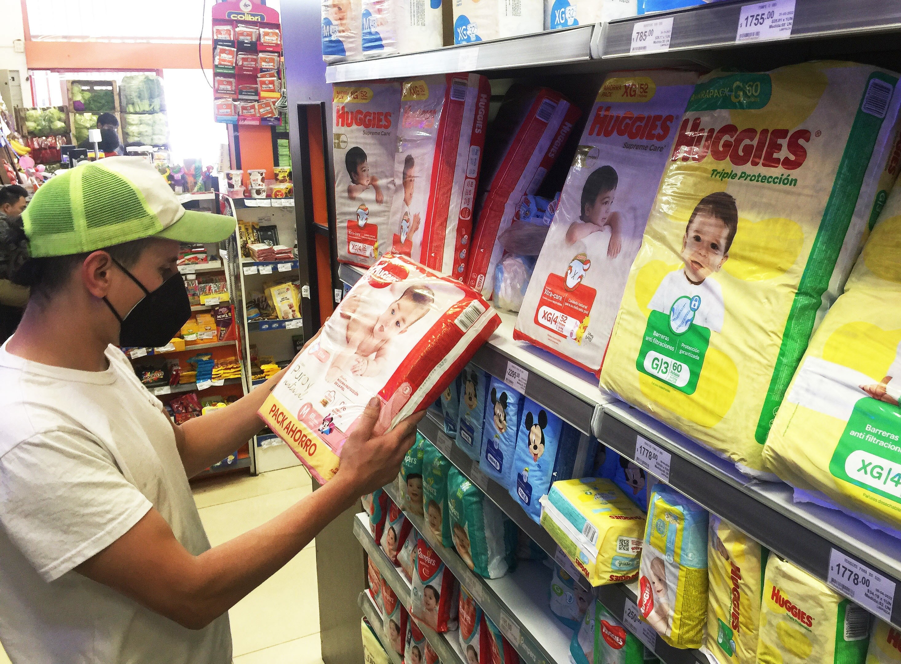 El presupuesto creciente de los pañales y leche obliga a recorrer más para buscar mejores precios.