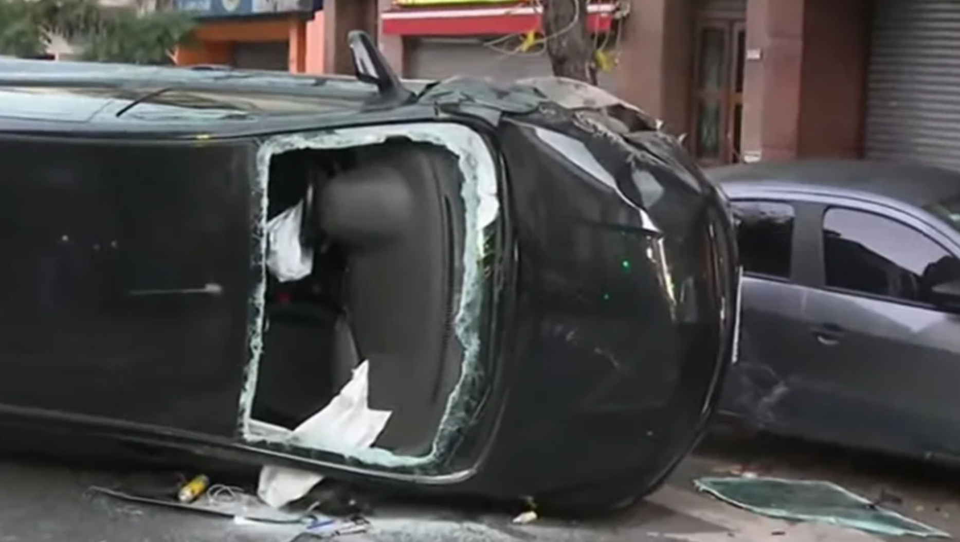 El auto que provocó el triple choque terminó volcando y con el parabrisas totalmente destruido.  