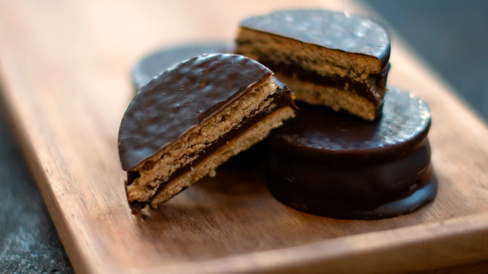 Los alfajores caseros bañados en chocolate son una delicia. (Imagen ilustrativa).