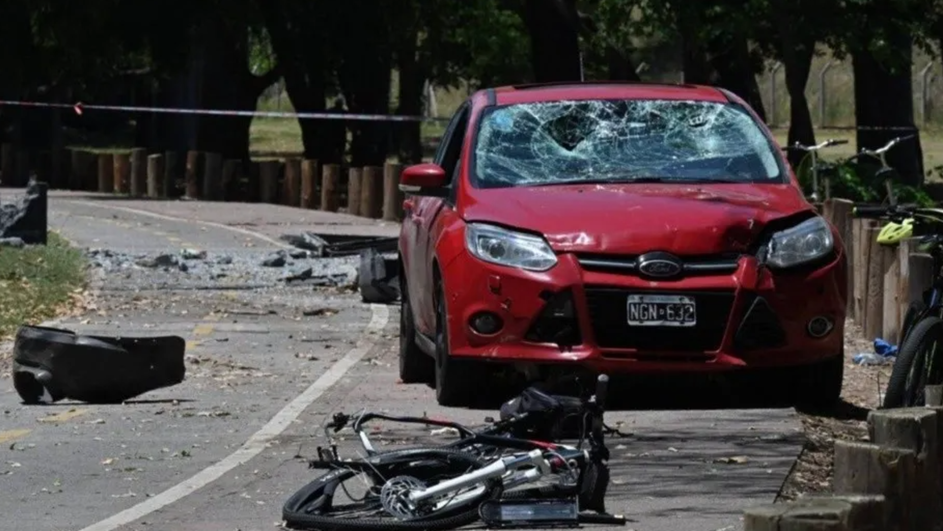 El Ford Focus rojo con el que Olaya González atropello a la ciclista en Palermo