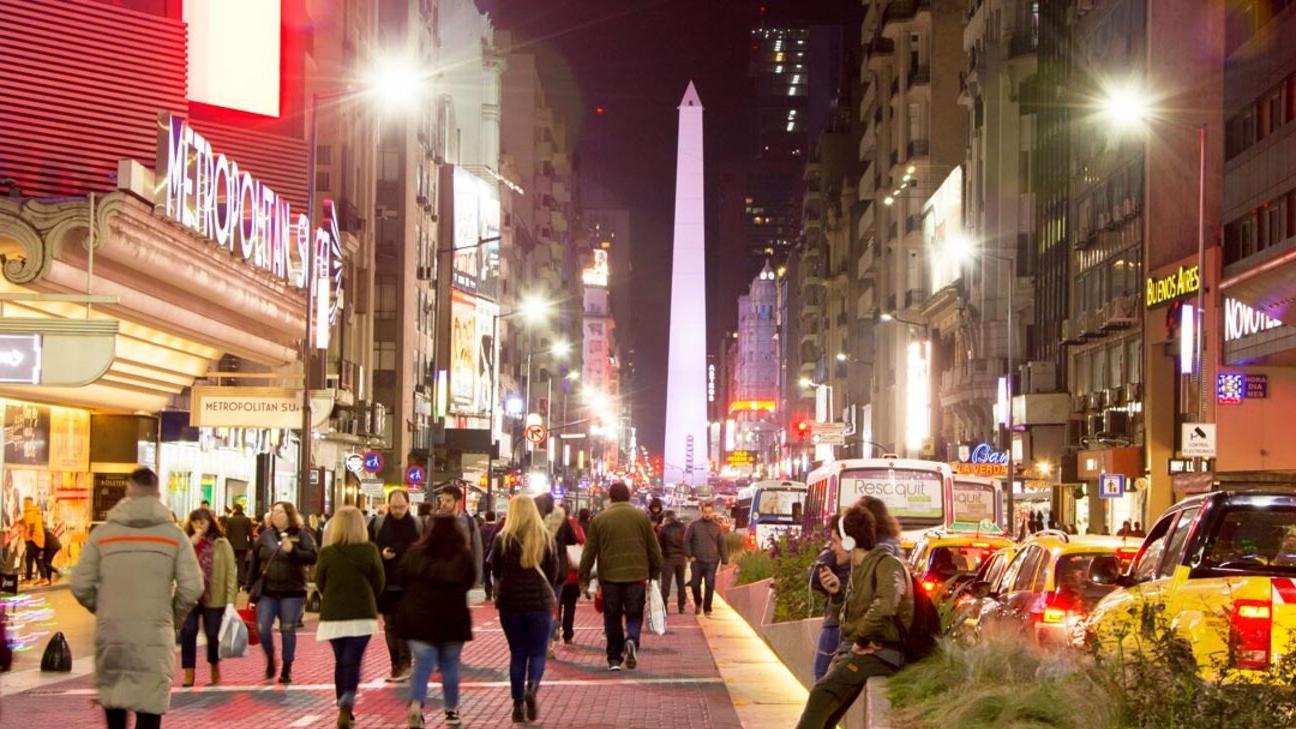 La Avenida Corrientes se caracteriza por sus teatros y destacadas pizzerías.