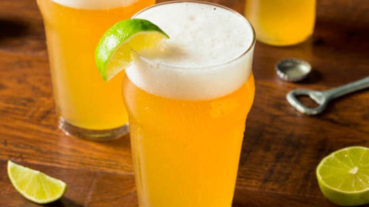 Pidió cerveza con limón, la moza le trajo algo insólito y se volvió viral.