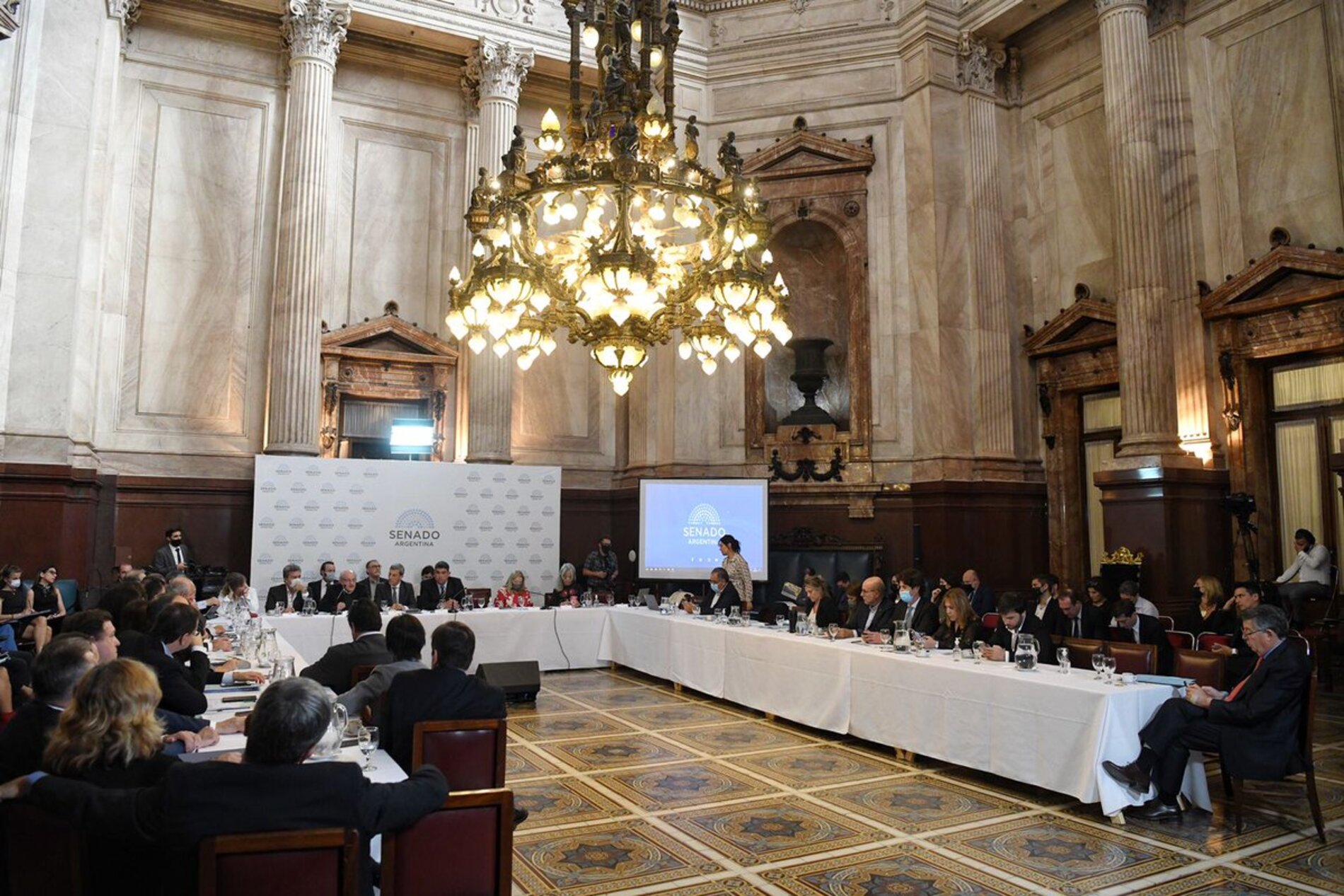 El debate de comisiones se lleva a cabo en el Salón Azul de la Cámara de Senadores.