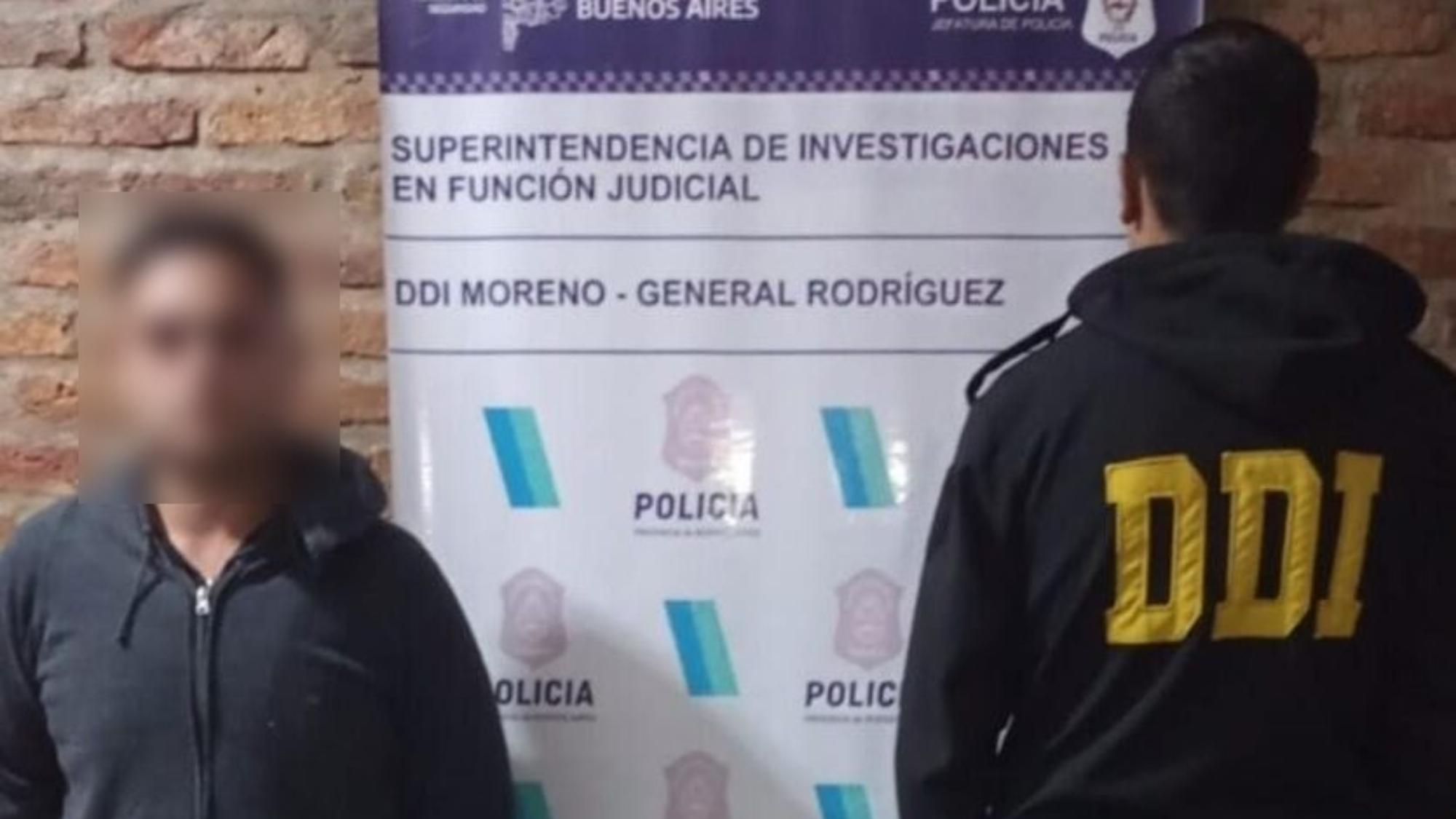 Este es el joven que fue capturado por los investigadores policiales.