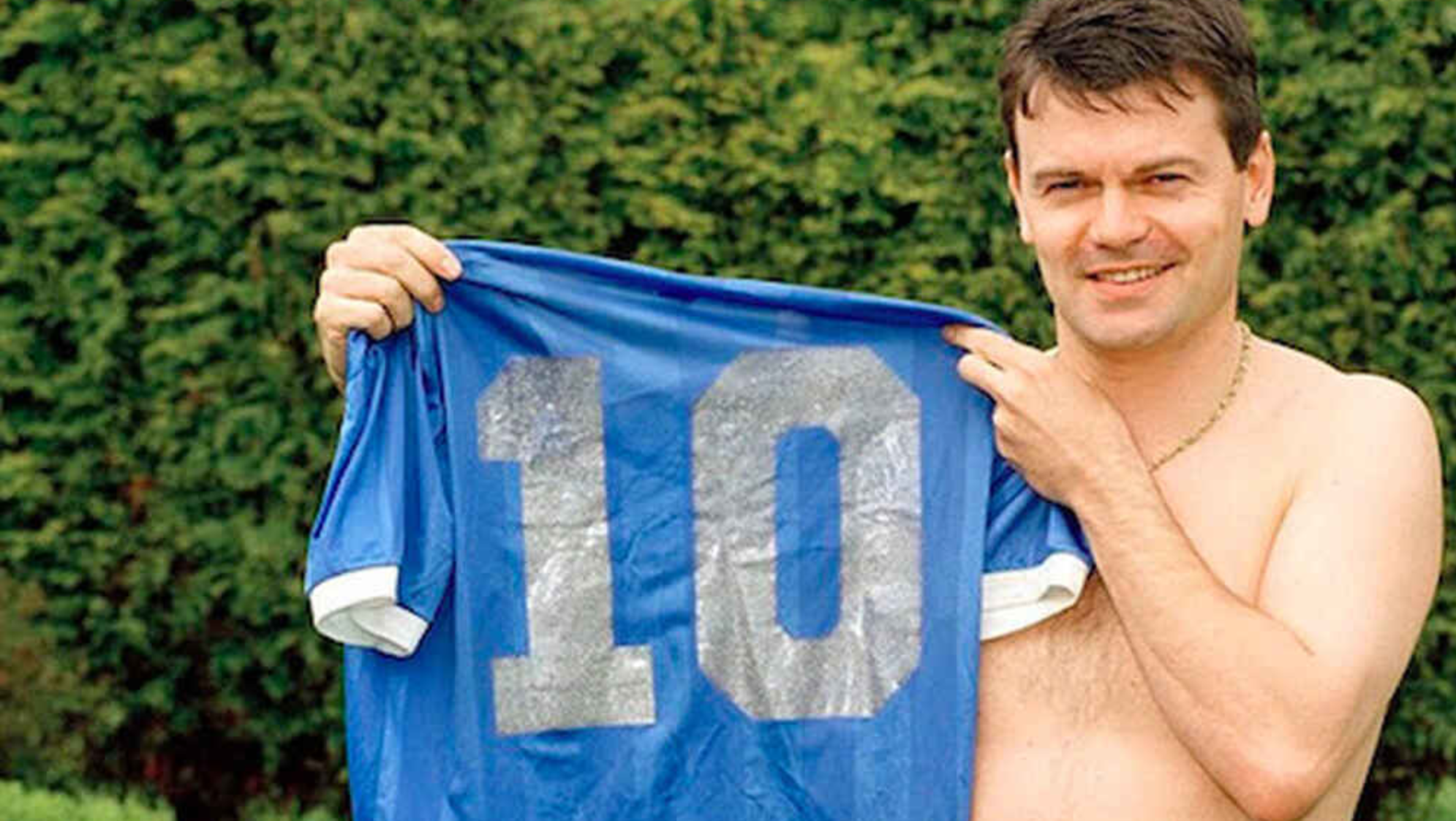 El ex futbolista inglés Steve Hodge, posando con la histórica camiseta de Diego Maradona.