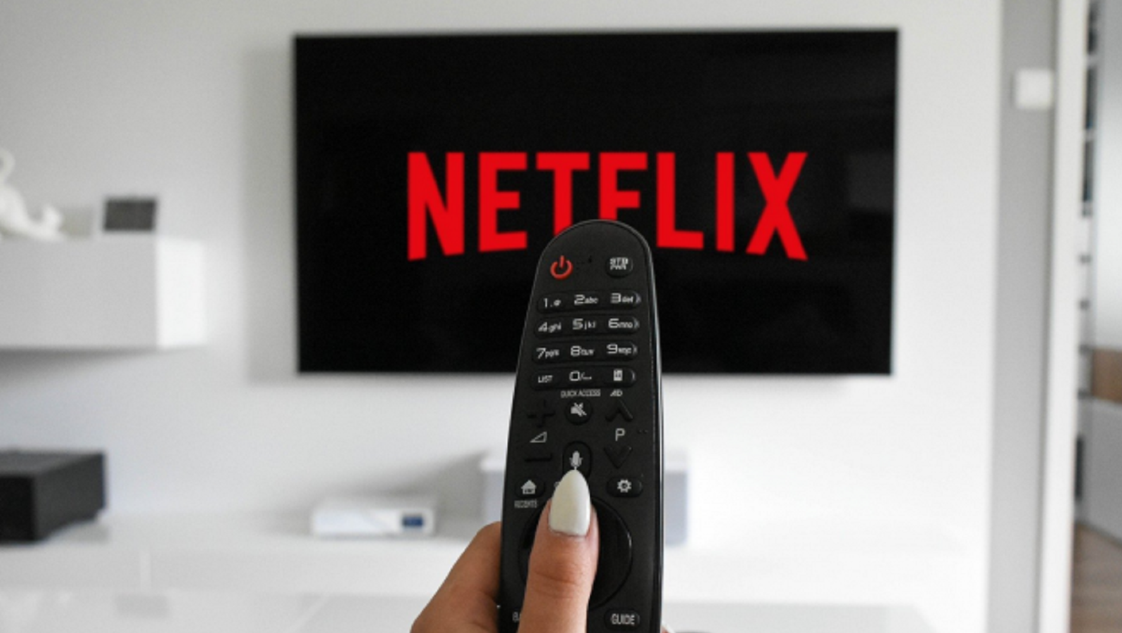 Netflix analiza ofrecer a sus usuarios una suscripción a bajo costo que incluye anuncios publicitarios. 