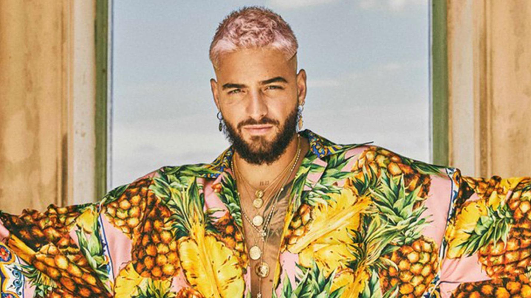 Maluma, uno de los famosos con pelo rosa.