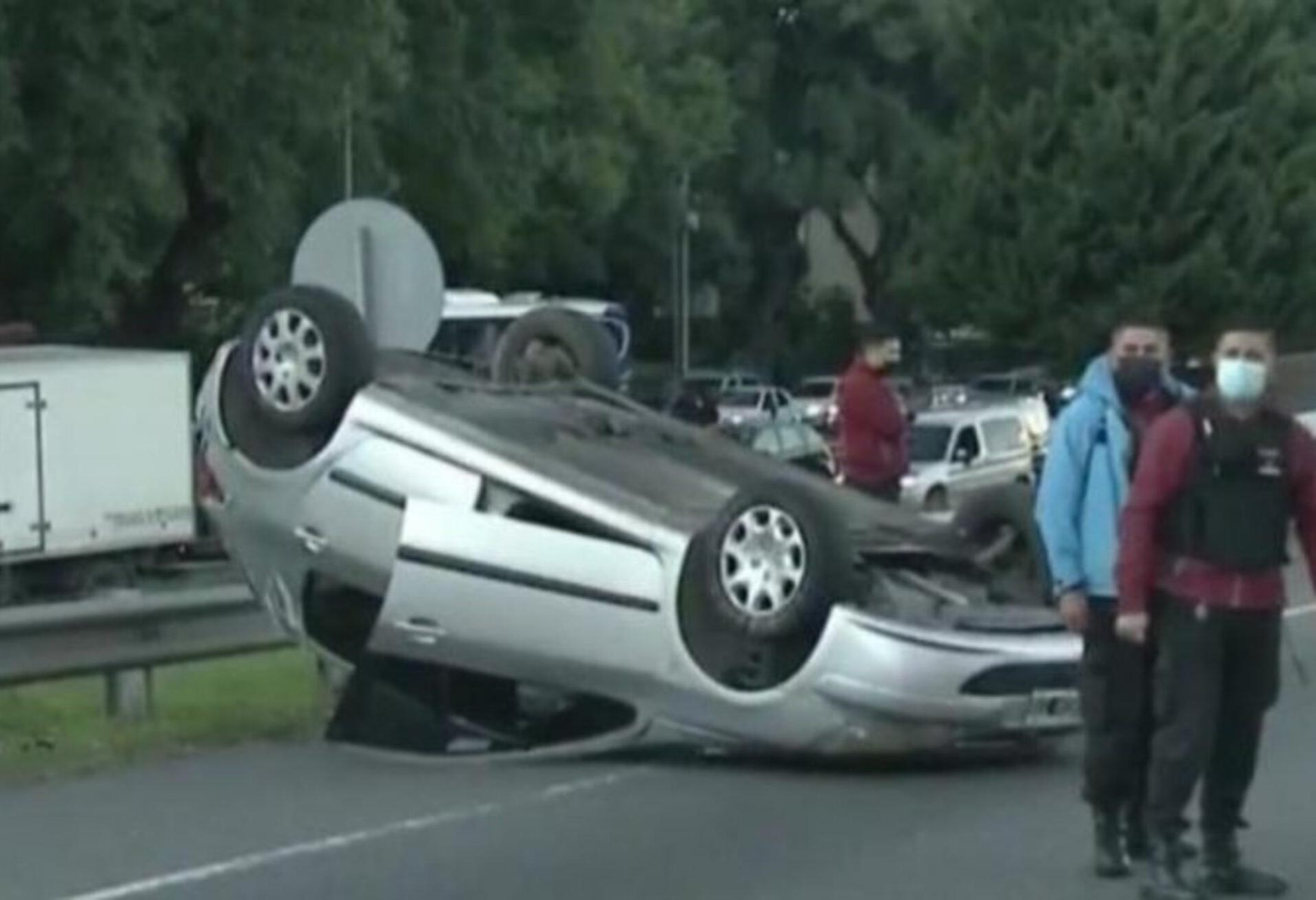 Uno de los vehículos que participó del choque múltiple en avenida General Paz terminó volcando.