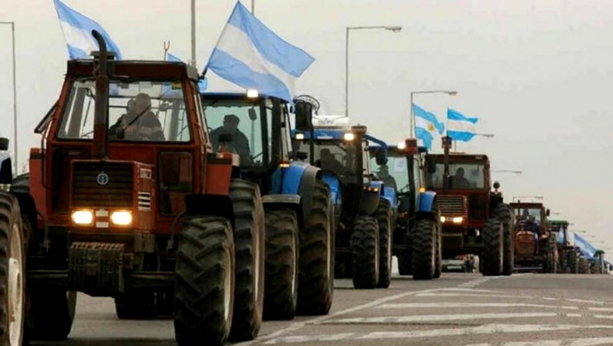 Los manifestantes conducen tractores, camionetas y otros vehículos (Foto Télam).