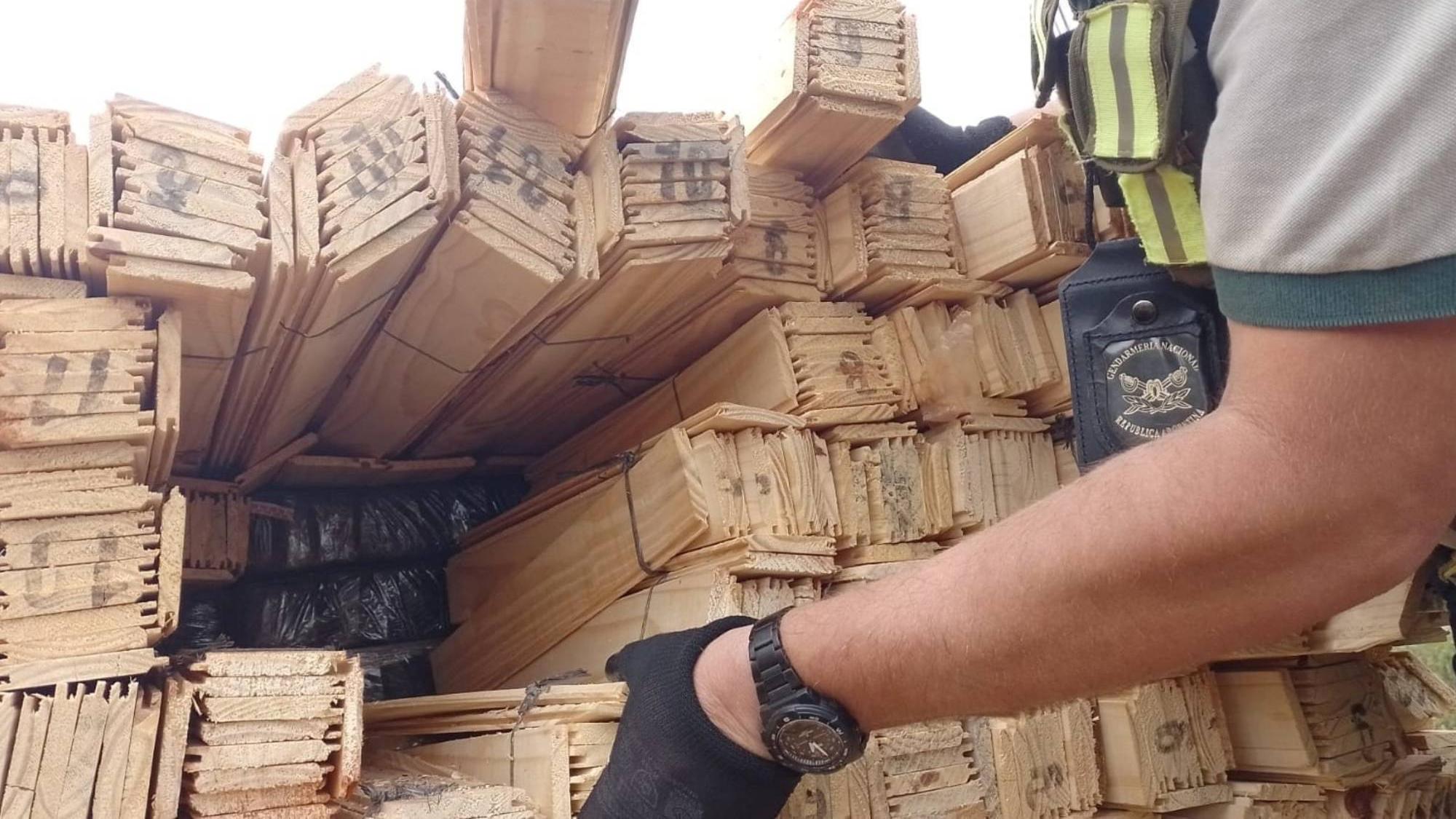 Camionero transportaba madera, y además llevaba escondida más de 1.500 kilos de marihuana.