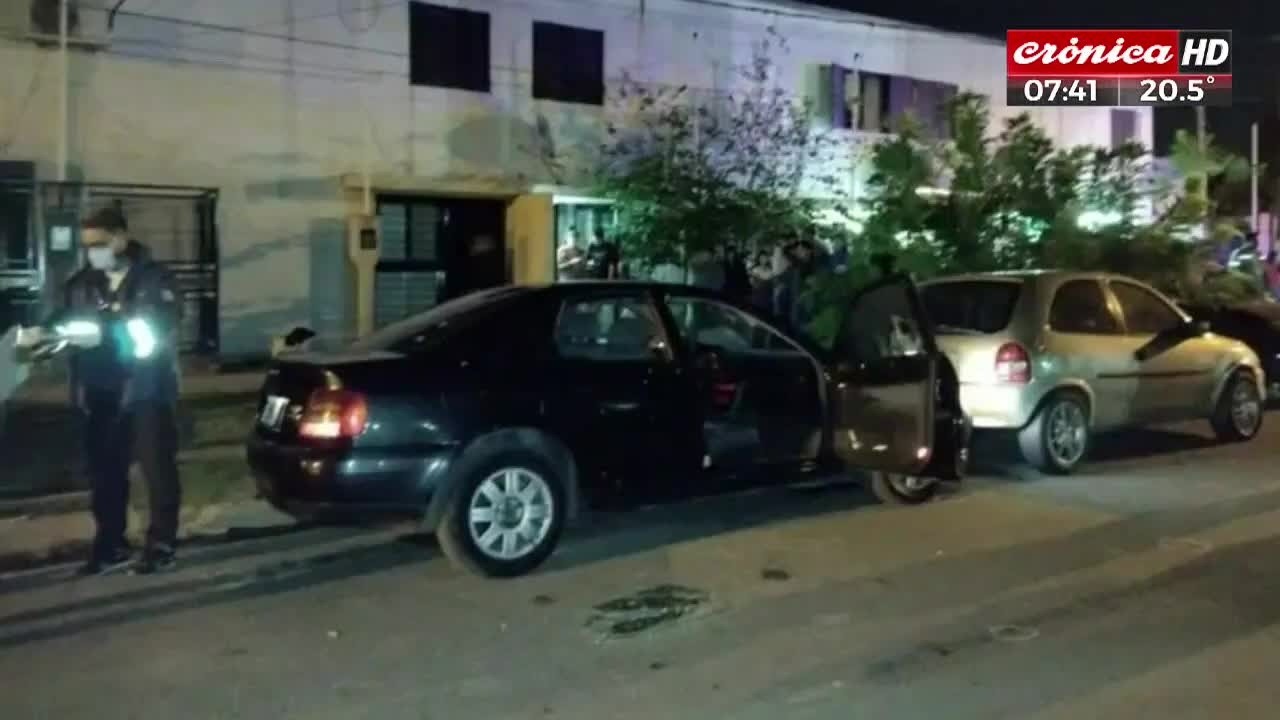 La familia estaba a bordo de un auto frente a su casa en Rosario cuando cuatro sujetos los atacaron a balazos (Crónica HD).