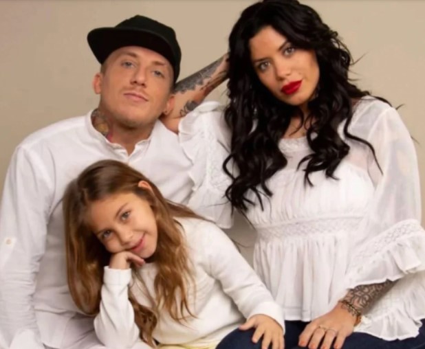 'El Polaco' y Valeria Aquino junto a su hija Alma.