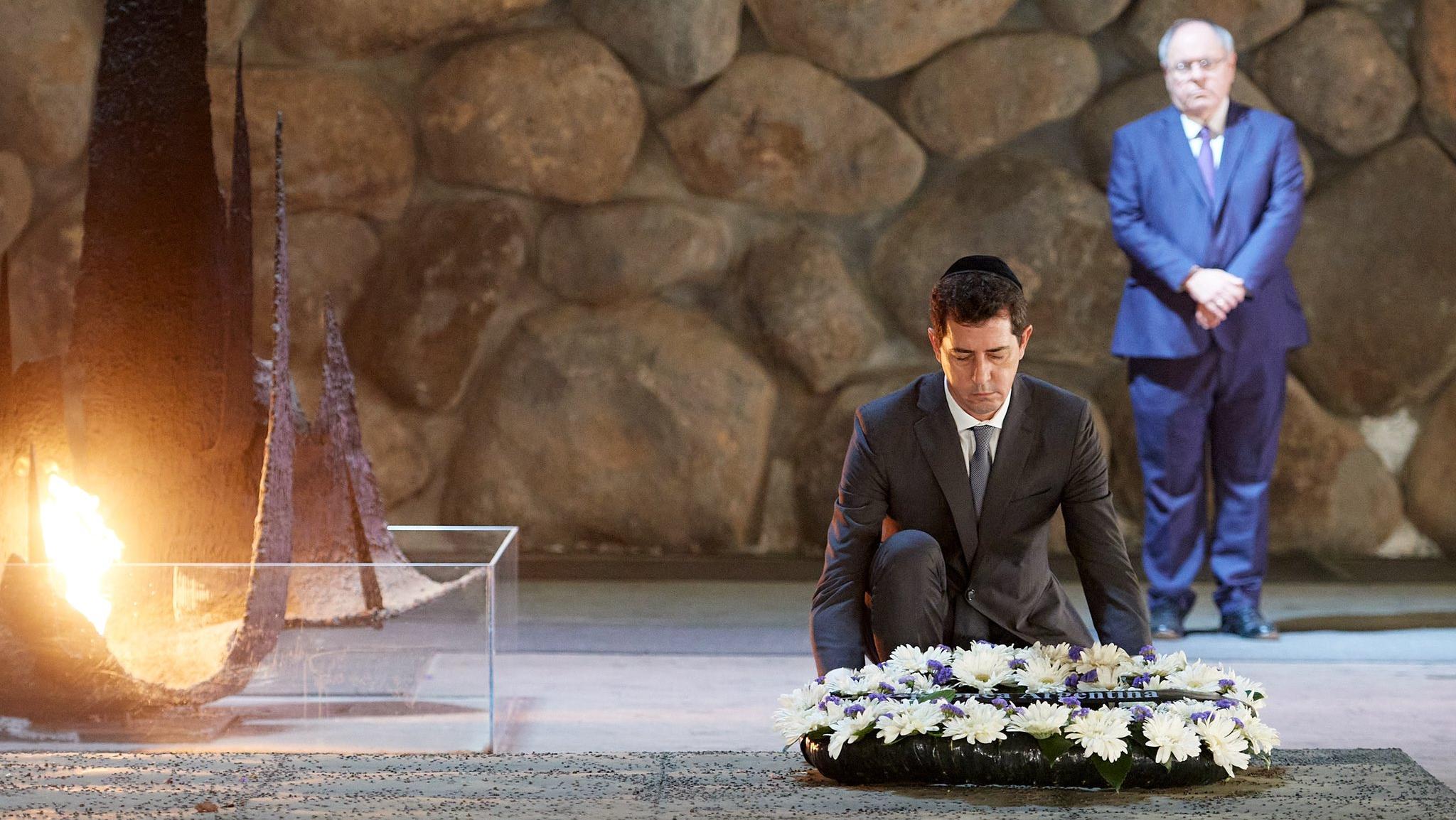 Durante su gira por Israel, De Pedro dejó una ofrenda en el memorial del Museo del Holocausto (Twitter @wadodecorrido).