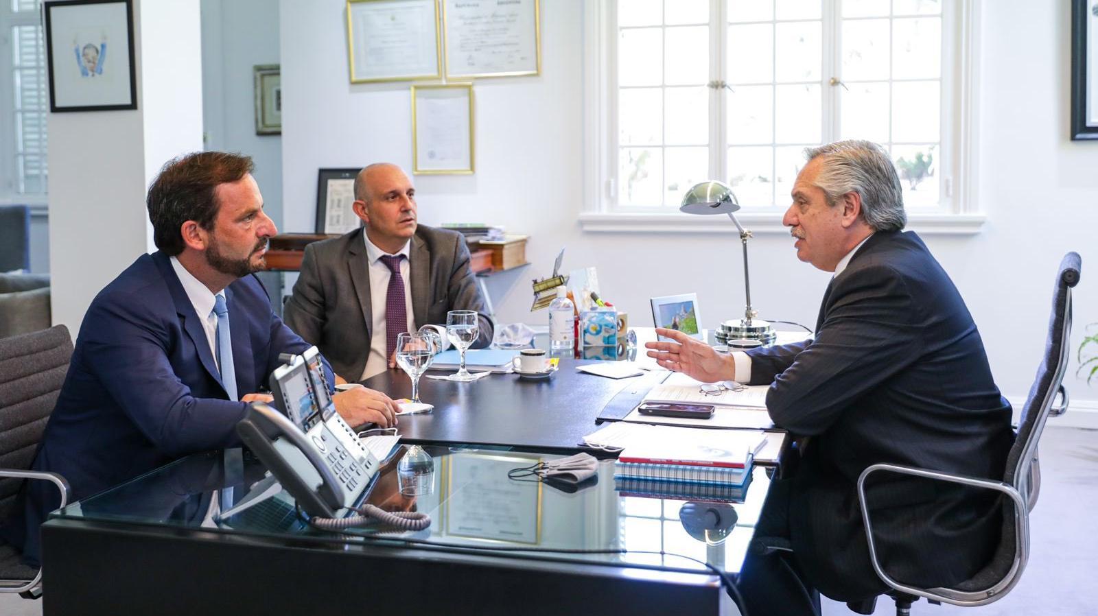 El presidente Alberto Fernández junto al ministro Alexis Guerrera y el titular del Consejo Directivo el Consejo Directivo Ariel Sujarchuk. 