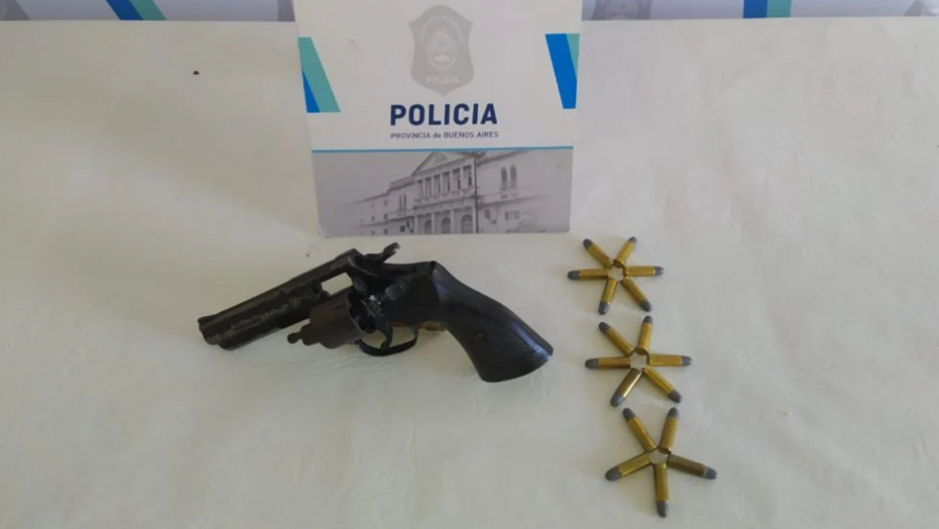 Un arma y 17 municiones fueron secuestrados durante el allanamiento en el domicilio de la pareja imputada (Gentileza La Capital Mar del Plata).           