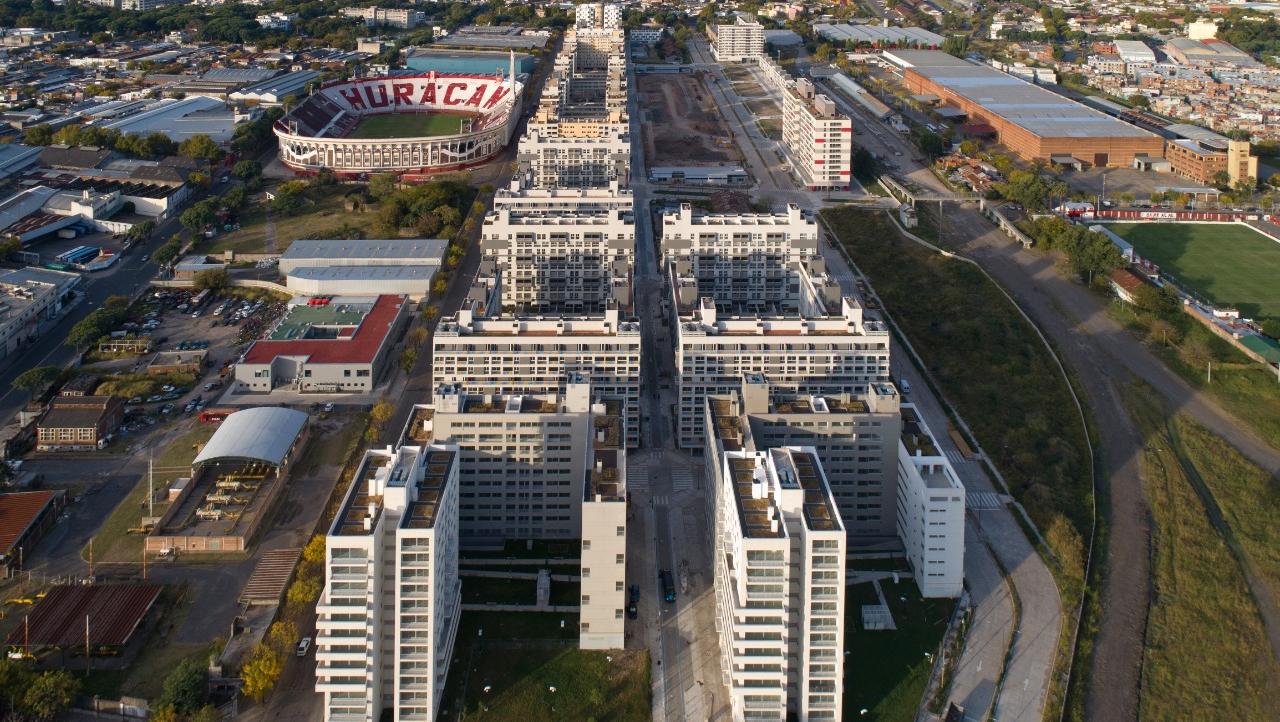 El complejo está ubicado en Parque Patricios, detrás del estadio de Huracán.