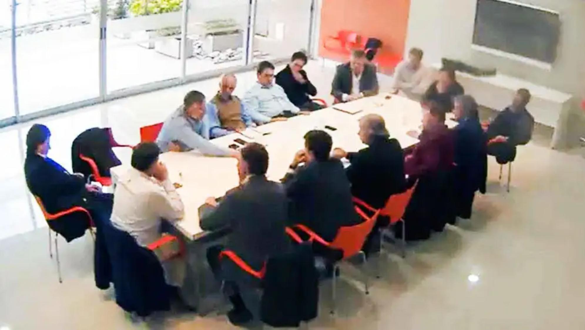 Las imágenes de la reunión en el Banco Provincia en 2017 (captura de video).