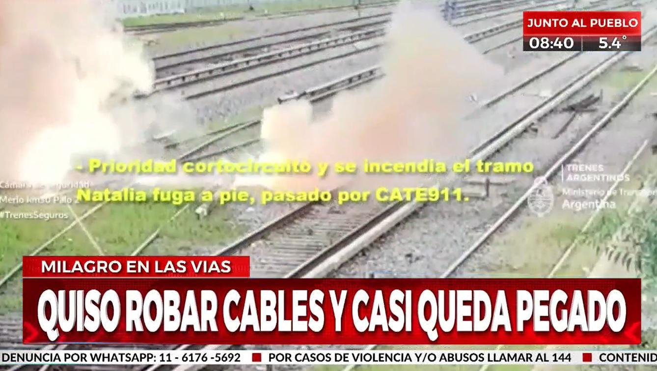 El momento en que el sujeto intentó robar cables en el Tren Sarmiento y casi queda pegado (Crónica HD).