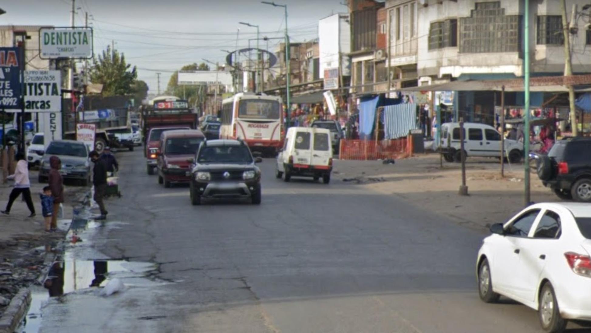 Acá, en esta esquina de Ingeniero Budge, comenzó la persecución de los asaltantes.