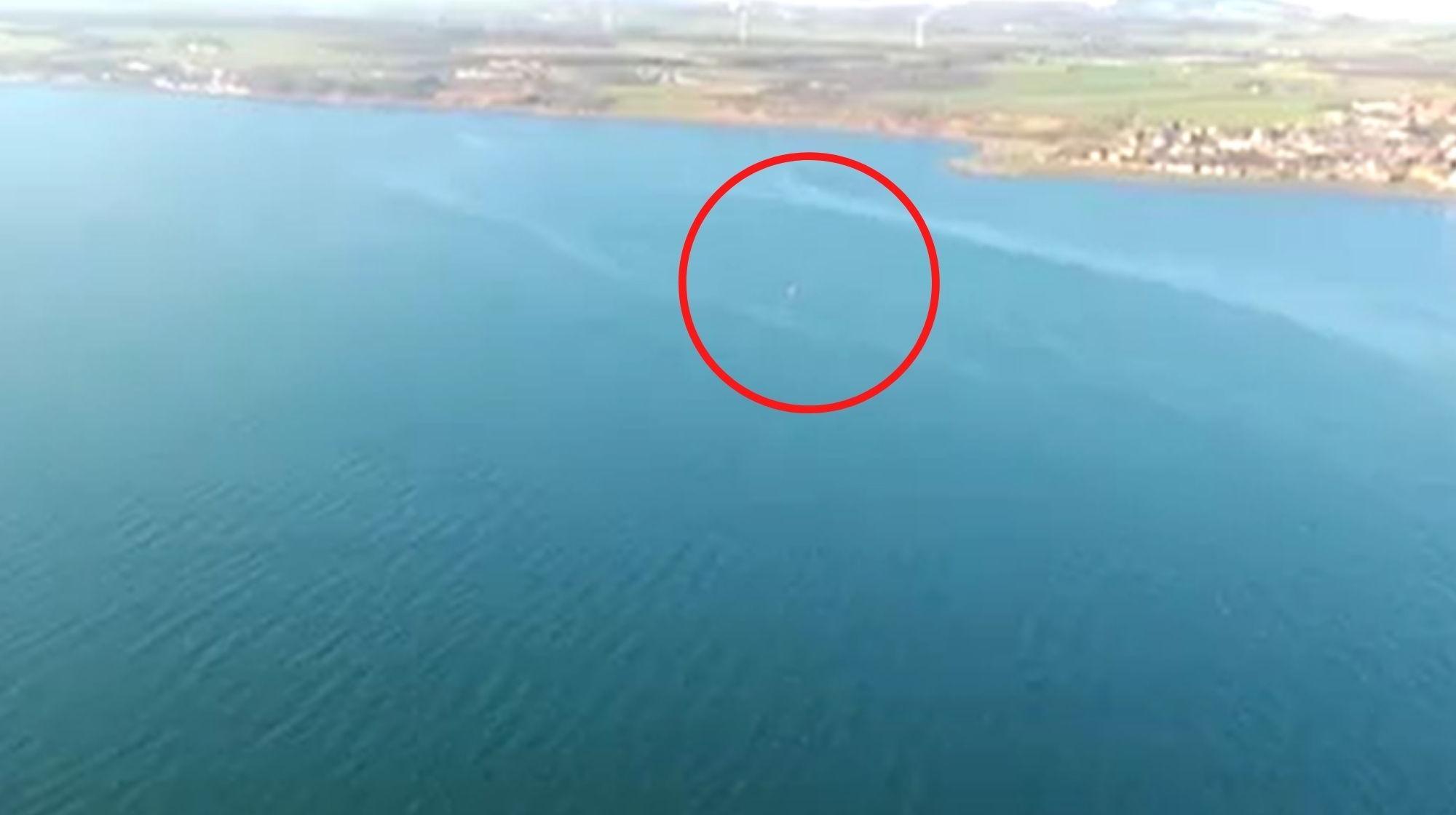 Un dron que se encontraba sobre las aguas de un río escocés grabó al supuesto ovni. (Captura de pantalla).