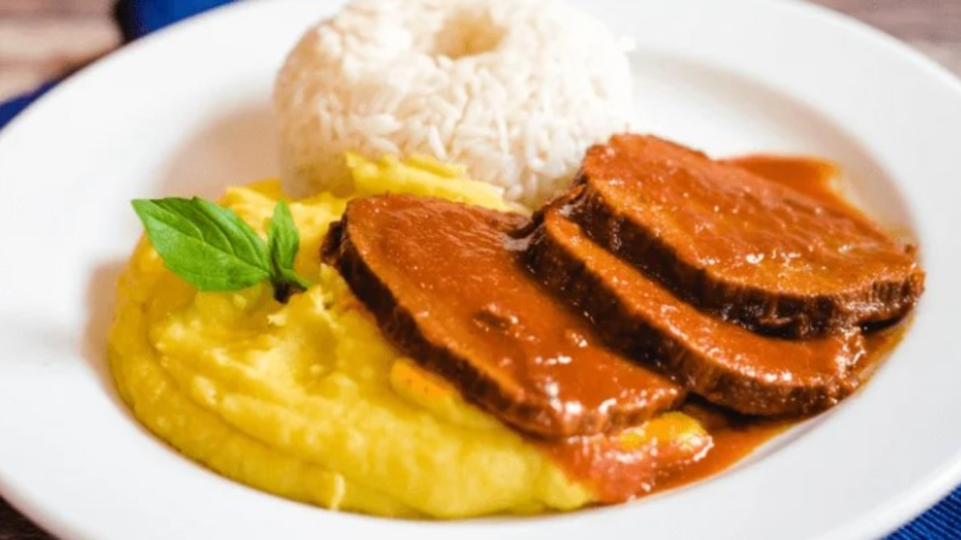 Asado de res con puré, un riquísimo plato para comer y disfrutar un domingo en familia.