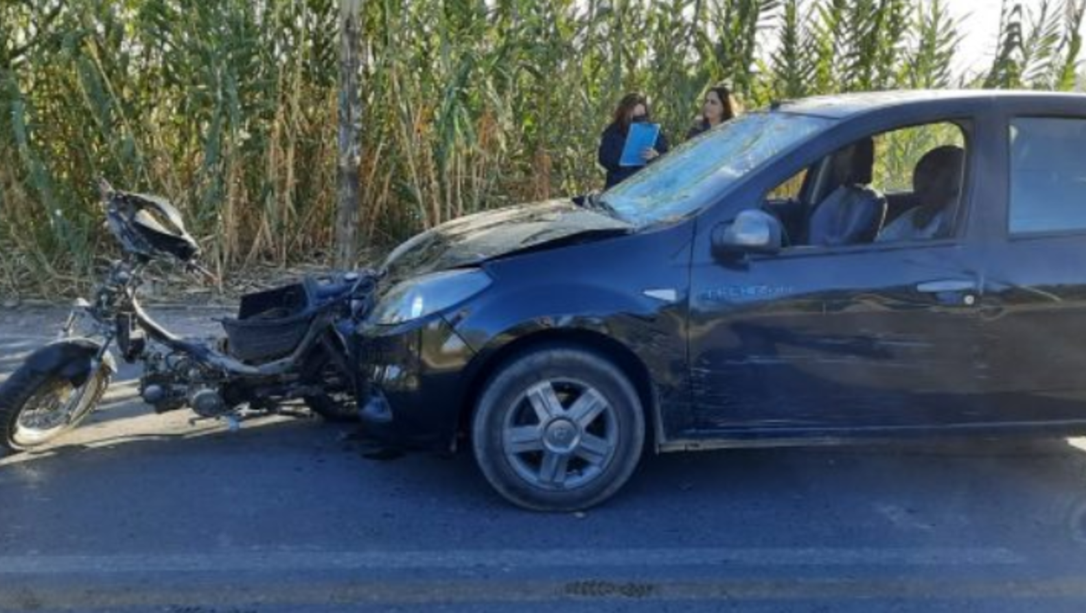 La Renault Sandero con la que Sergio Raúl Benegas atropelló y mató al albañil Alberto José Ahumada, junto a la moto de la víctima.