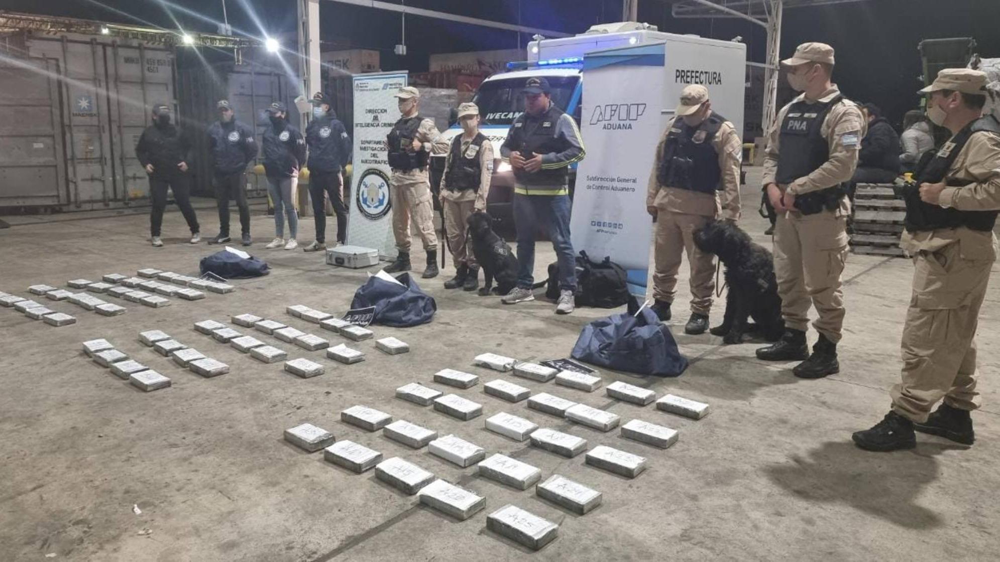 Hallan casi 80 kilos de cocaína en un buque de importación.