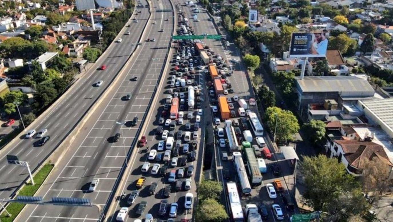 Tránsito intenso en el ingreso a la Capital Federal (Imagen ilustrativa).