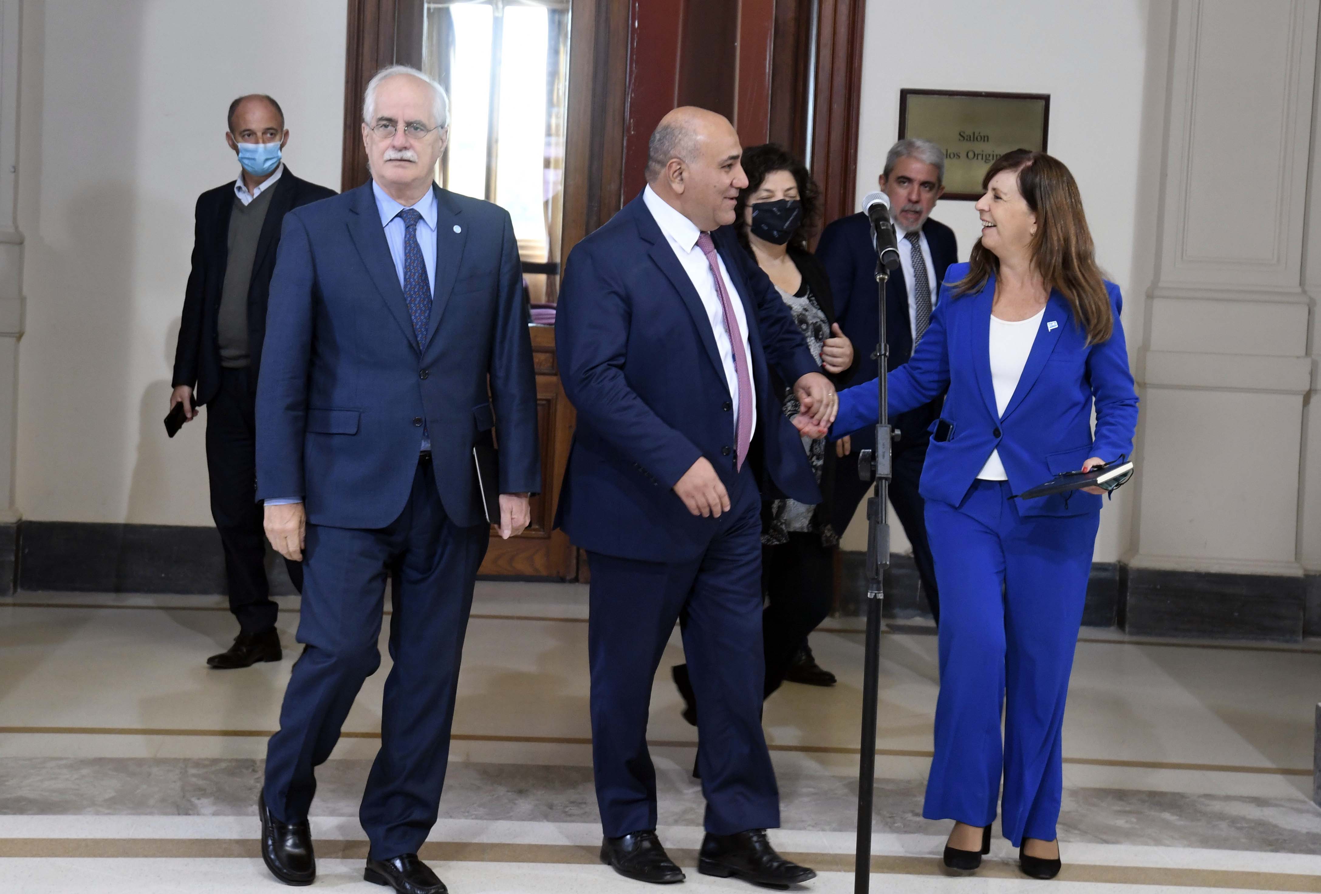 Al finalizar la reunión de Gabinete, los ministros y la portavoz Cerruti dialogaron con la prensa. (Foto: Télam)