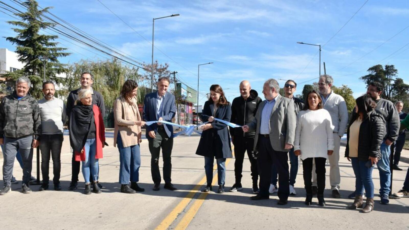 La renovada Avenida Mitre y el tradicional corte de cintas para inaugurar las obras.