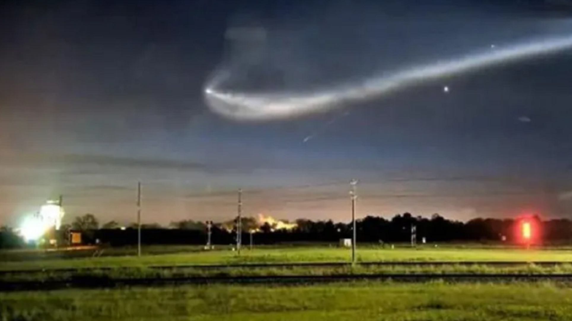 Los vecino tomaron fotos de la extraña figura del cielo. 