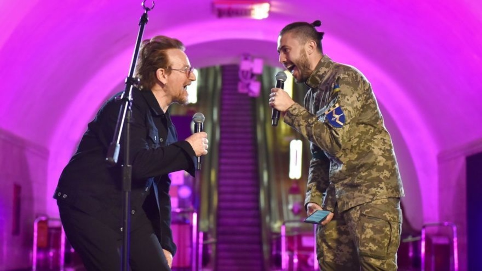 Bono, líder de U2, junto al soldado ucraniano que cantó con él en una estación de subte de Kiev, Ucrania.