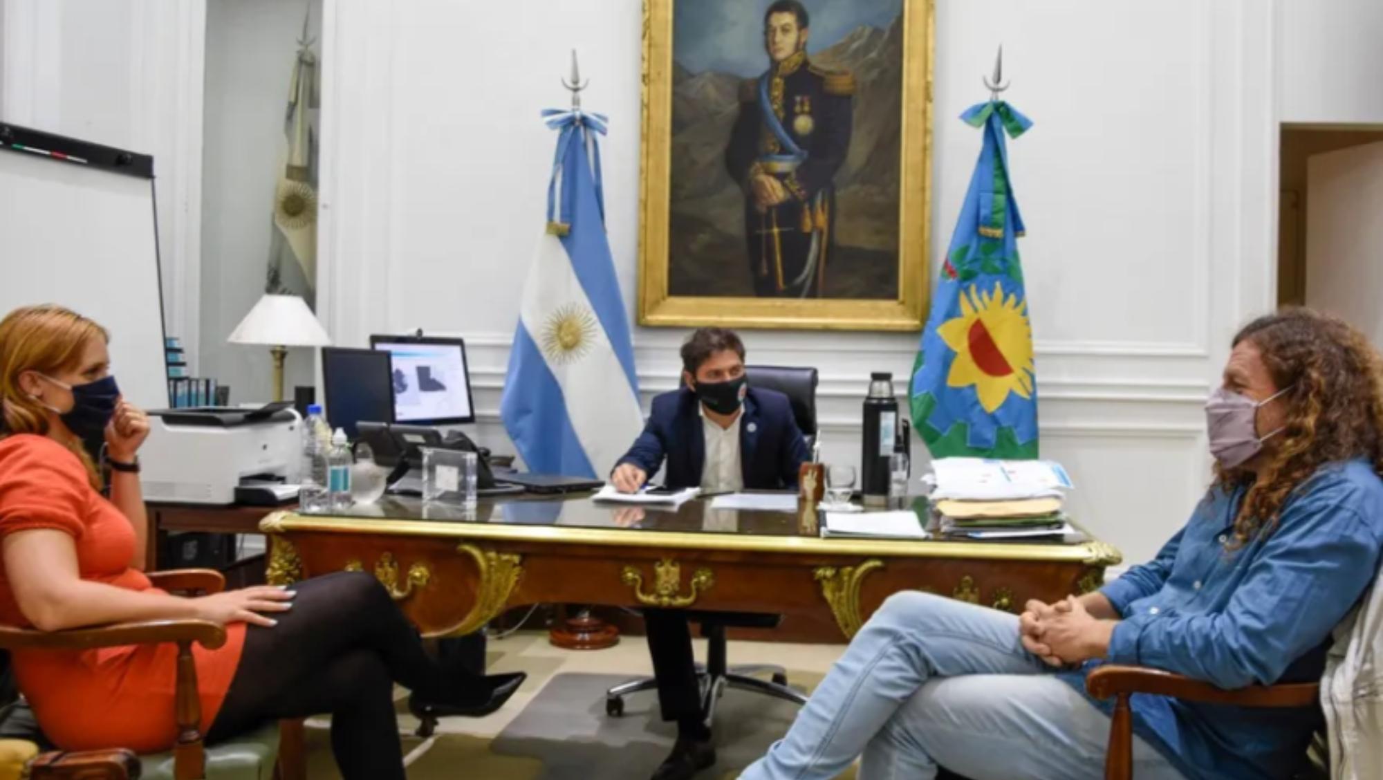 Axel Kicillof junto a la ministra de Trabajo bonaerense, Mara Ruiz Malec, y el secretario general de ATE, Oscar de Isasi (Infocielo). 