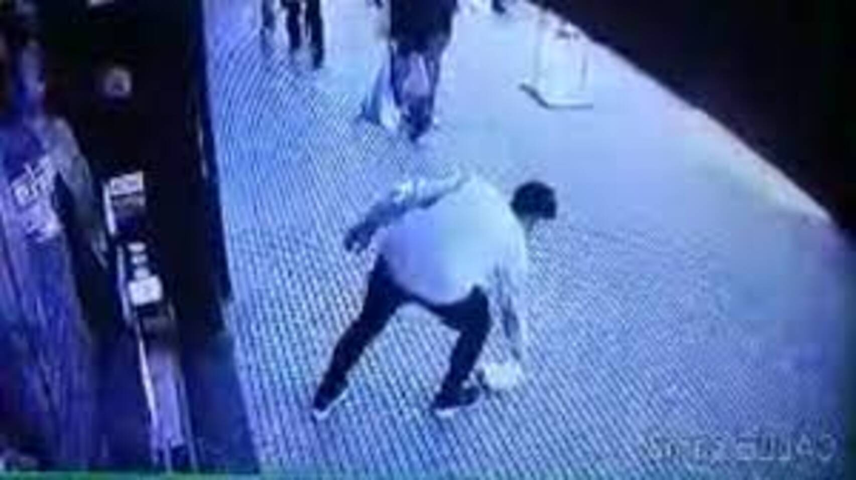 Un joven encontró 70 mil pesos en la calle y no dudó en devolvérselos al abuelo que los había perdido (imagen captura vídeo).