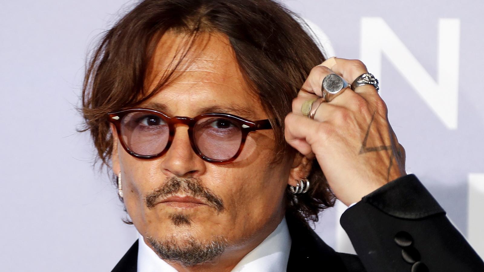 La mujer llamó a su hija a las dos de la mañana para contarle que estaba chateando con Johnny Depp.