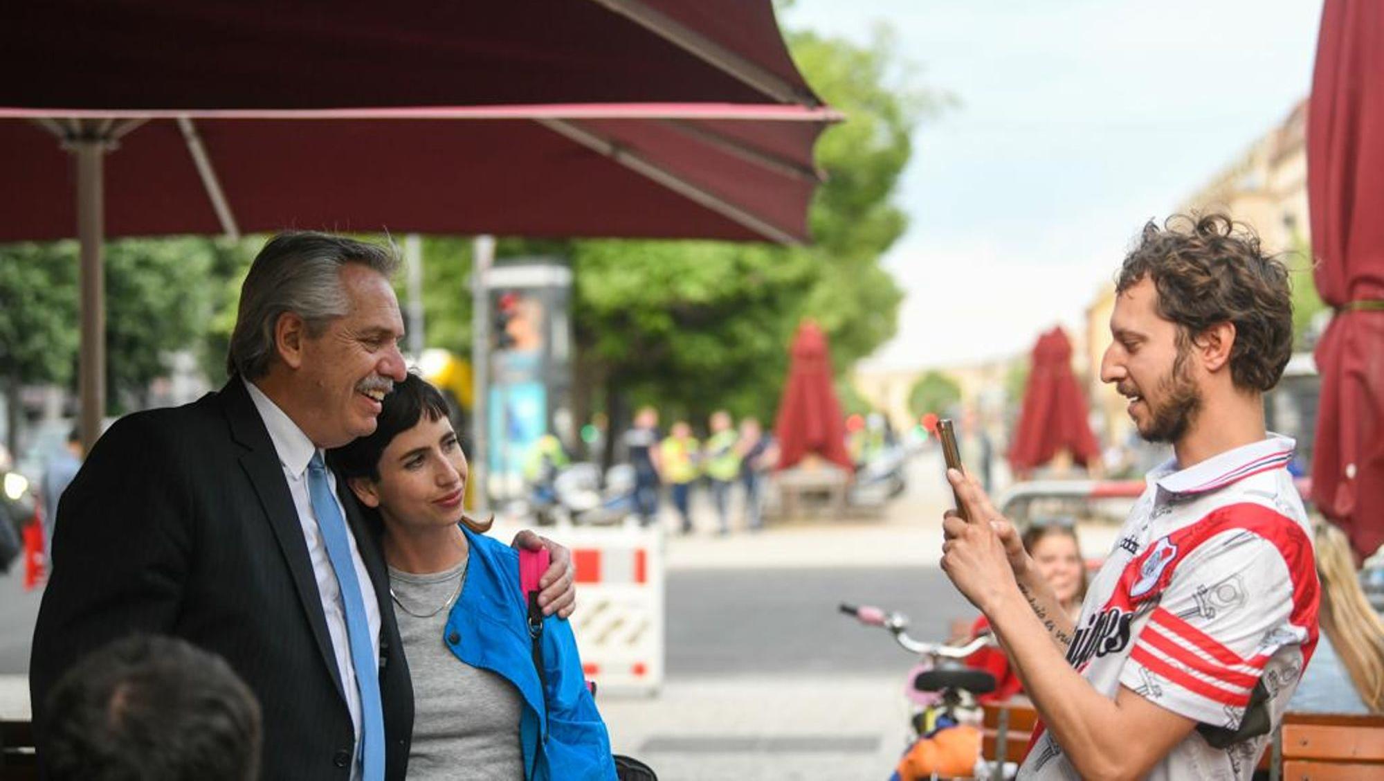 Alberto Fernández fue sorprendido por dos argentinos en Berlín.