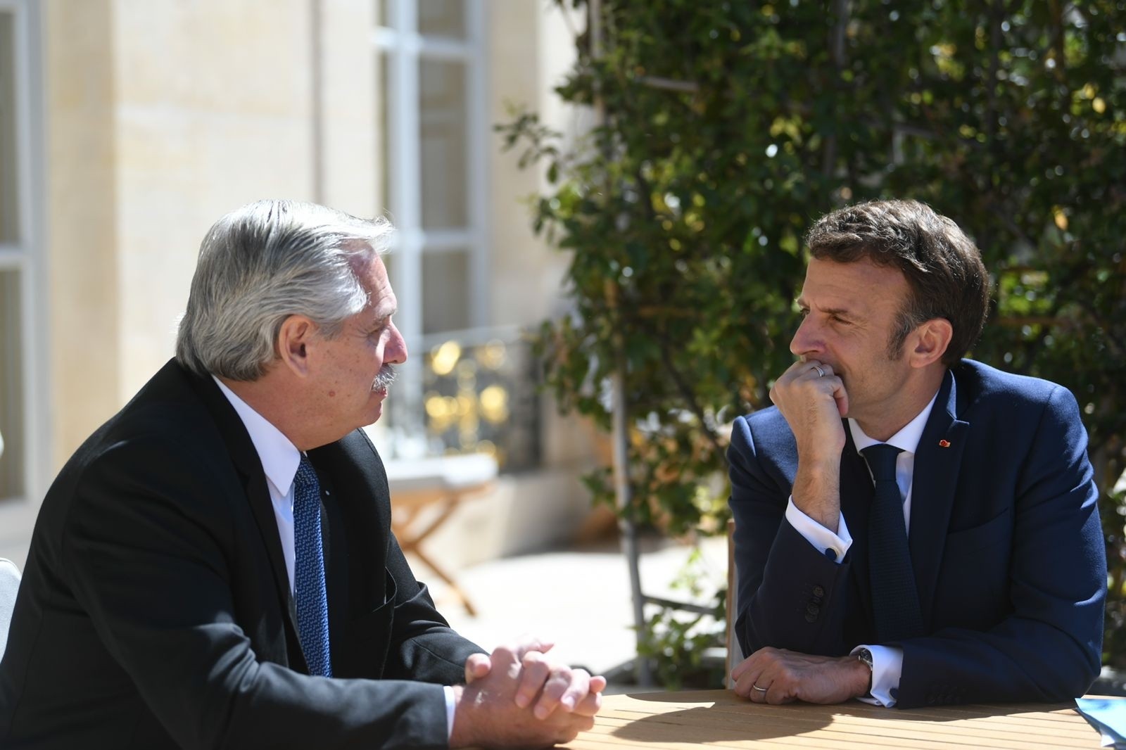 Alberto Fernández y Emmanuel Macron, mano a mano