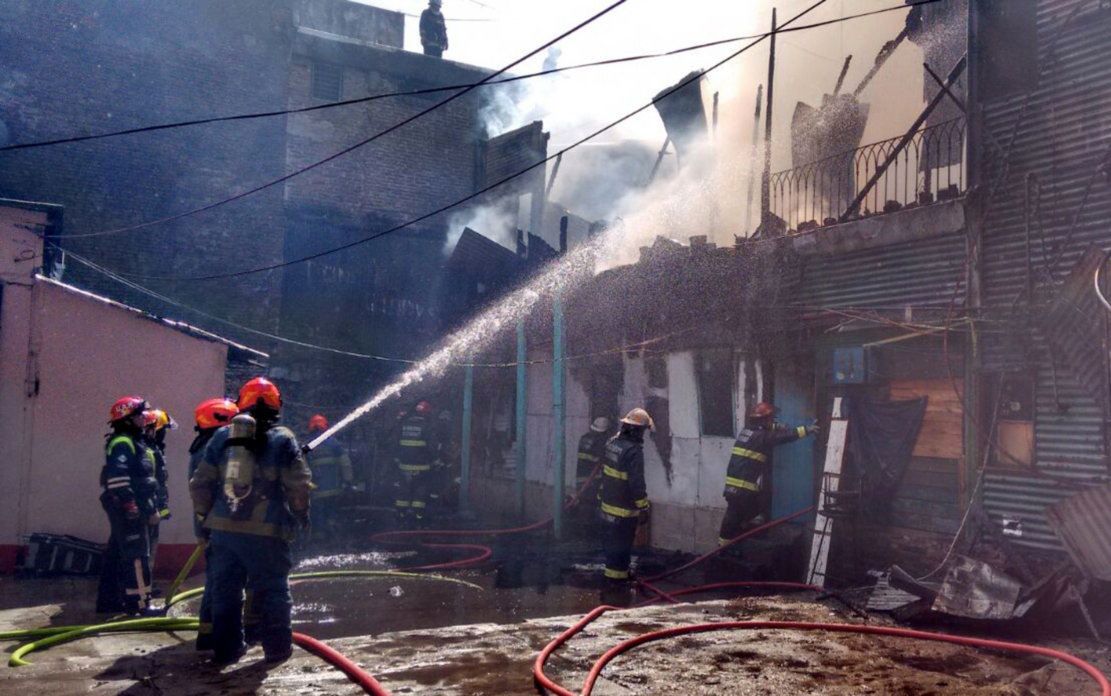 Usaba una motosierra mientras fumaba, incendió su casa y sufrió quemaduras graves.