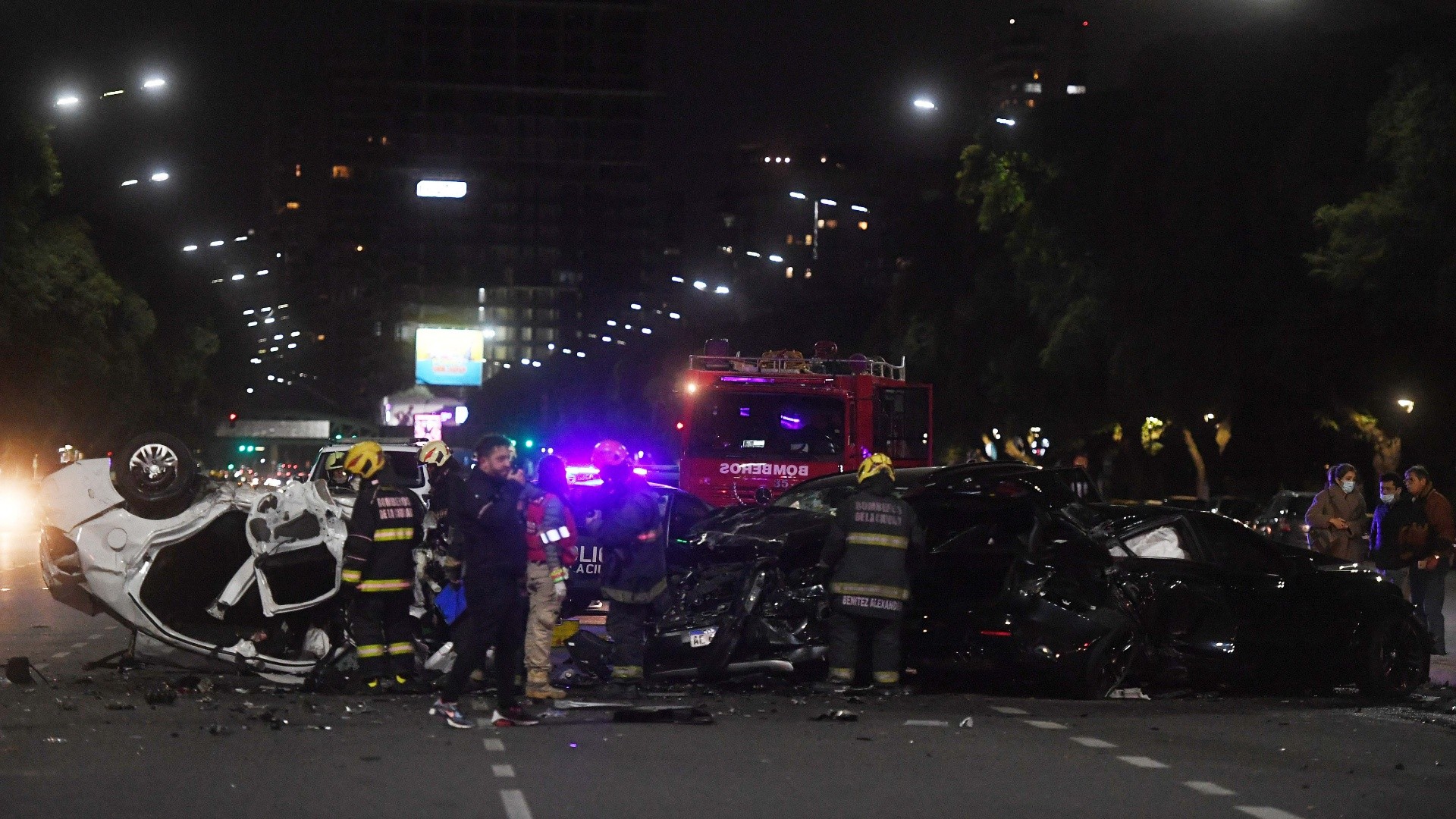 Los autos quedaron destrozados sobre el asfalto.