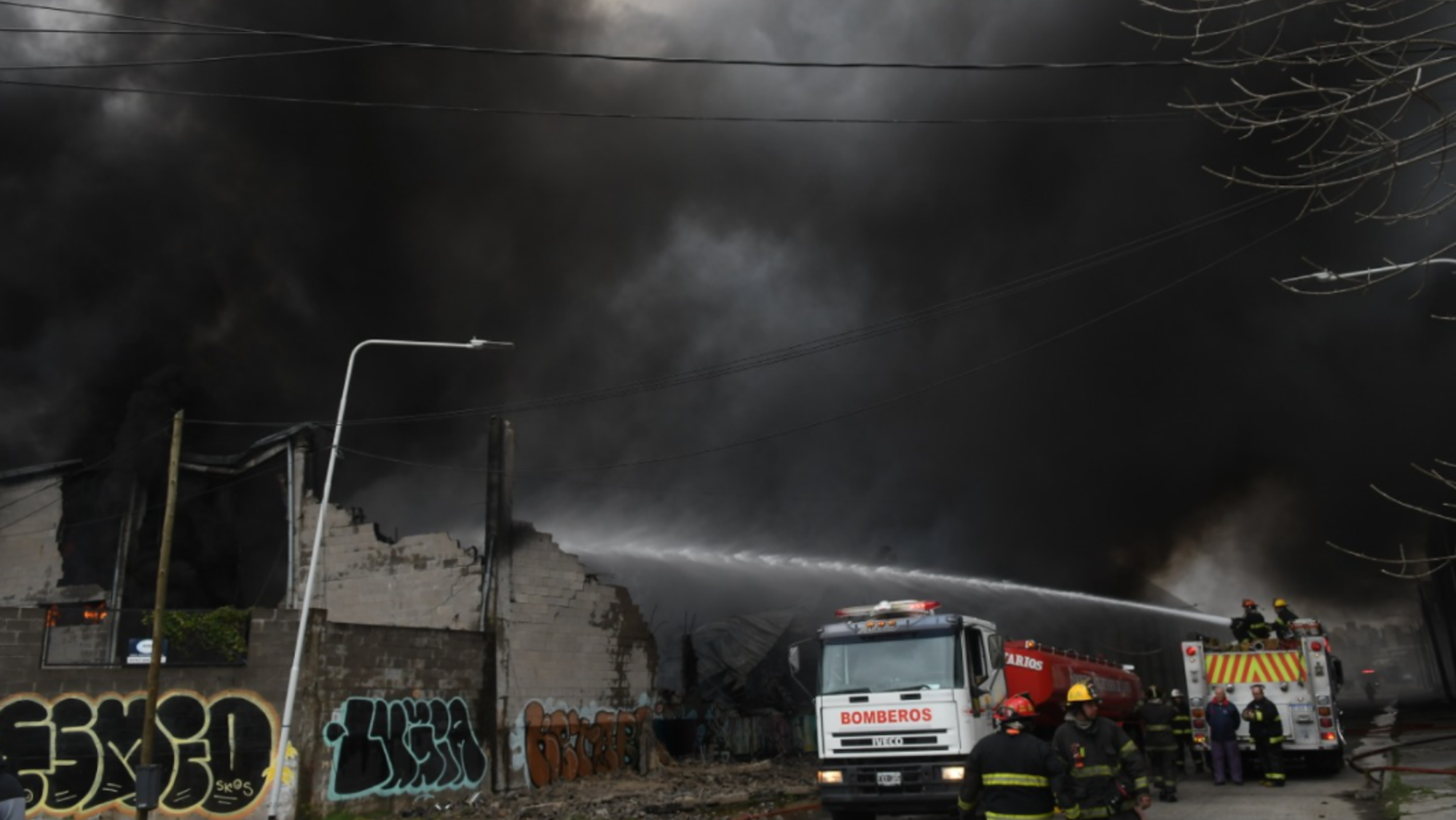 El incendio en Avellaneda generó una enorme columna de humo que pudo verse desde la Capital (Crónica/Ruben Paredes).