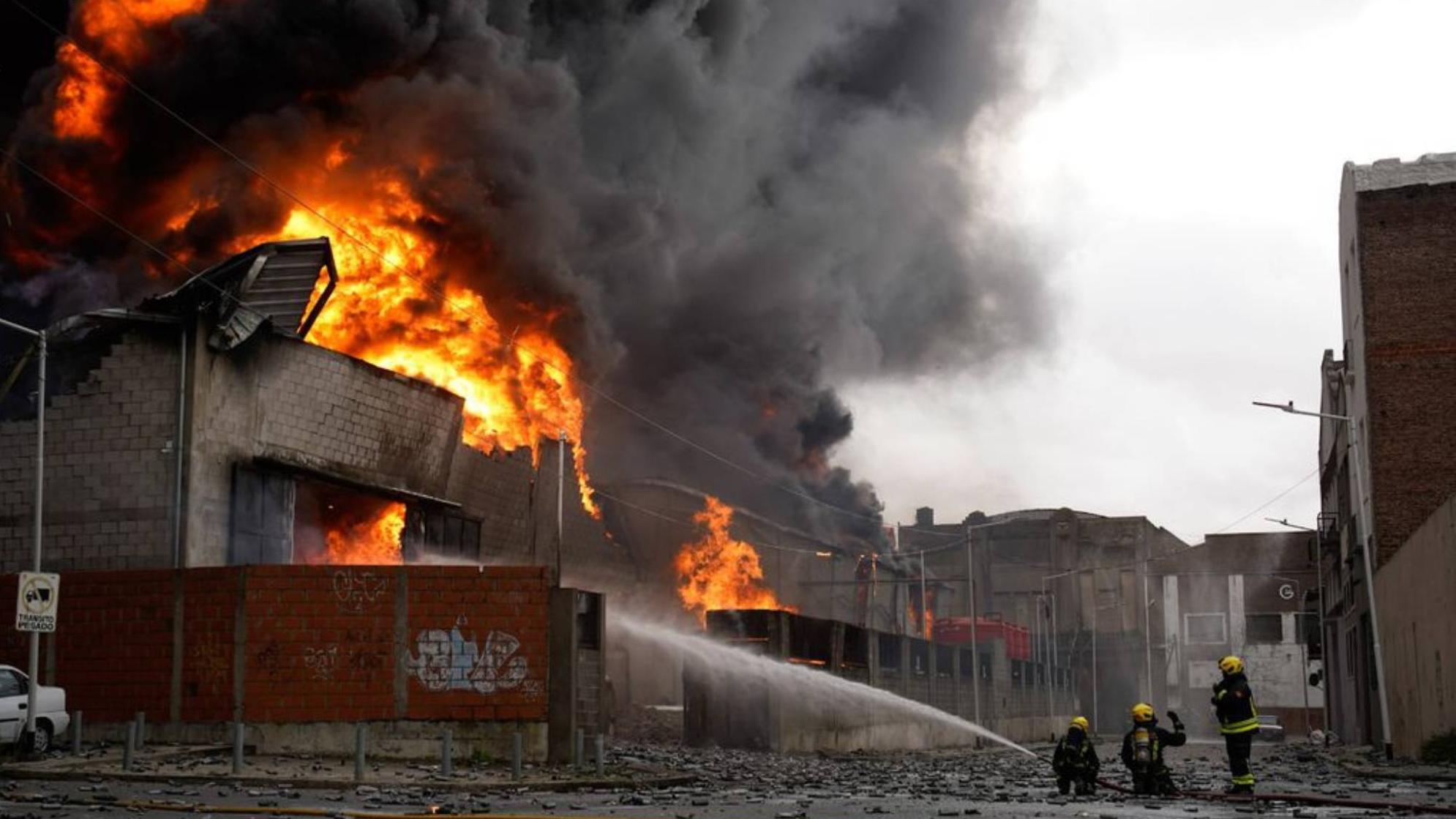 Así 10 dotaciones de bomberos lograron apagar el incendio en fábricas de Avellaneda.