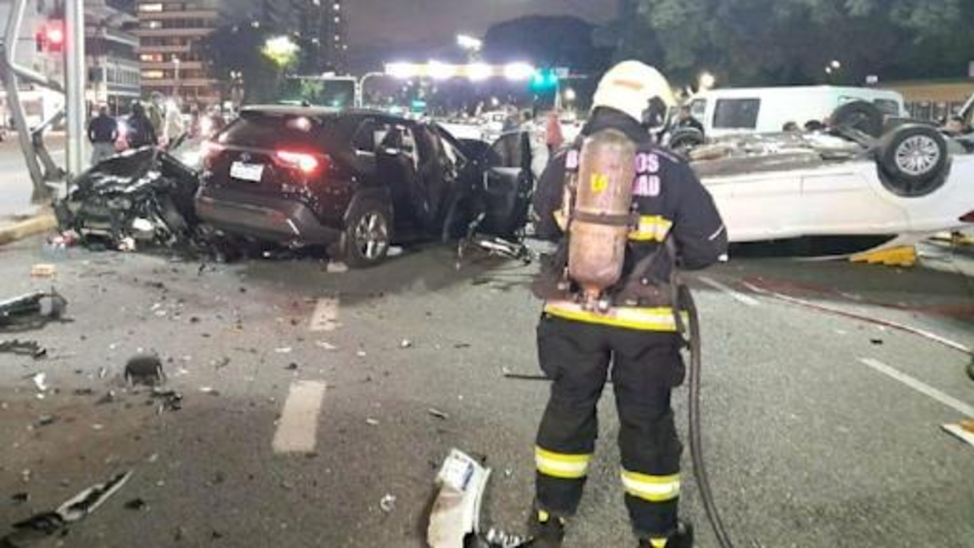 Los bomberos trabajando en el lugar del accidente.