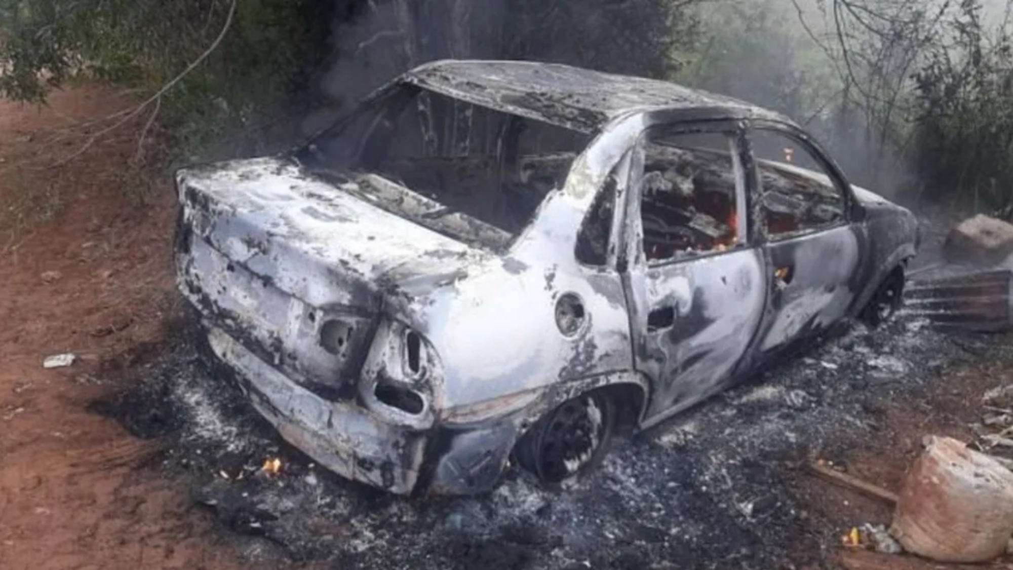 El auto de la taxista fue encontrado carbonizado.