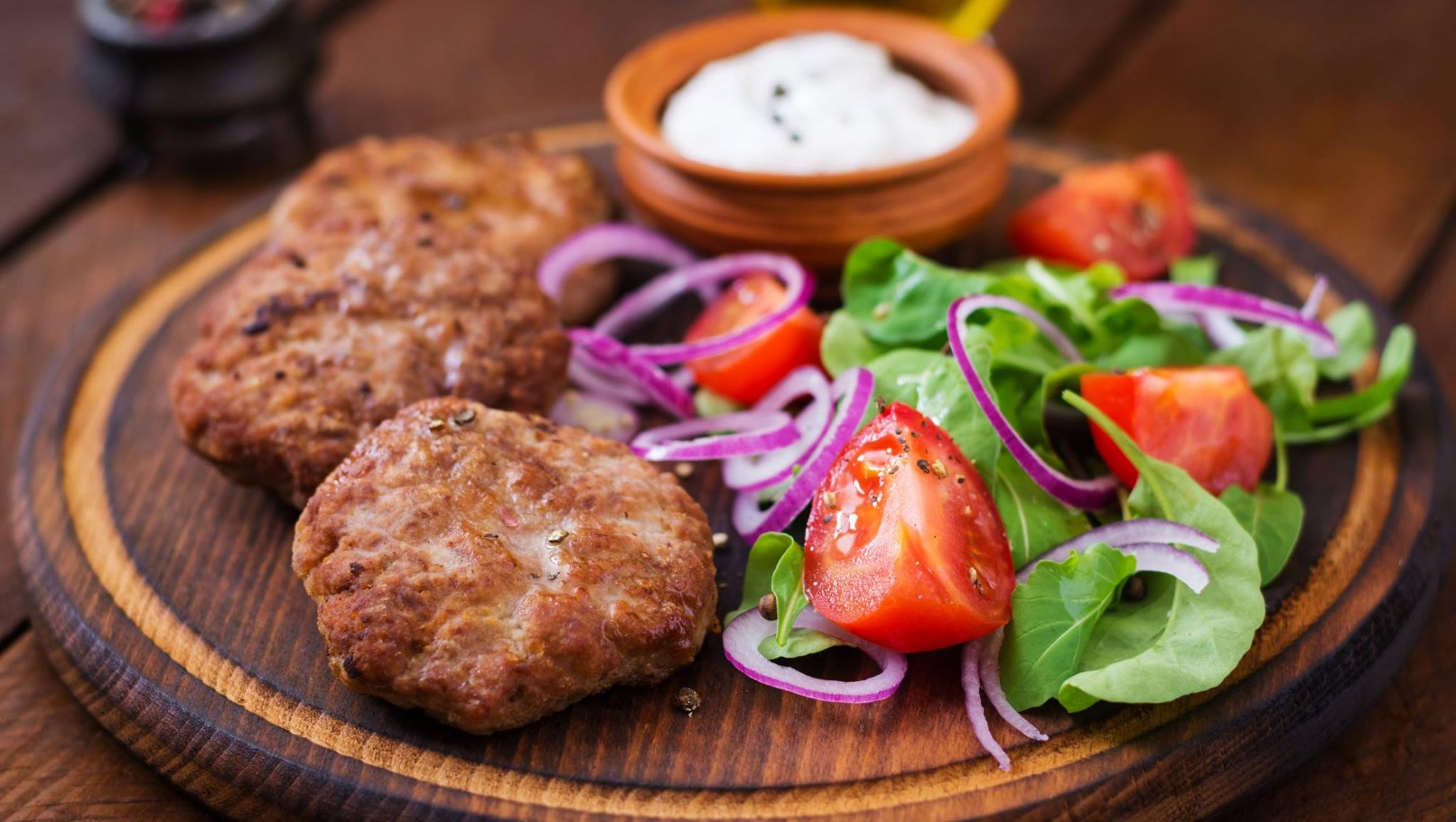 Las milanesas de carne picada pueden ser fritas o al horno. (Imagen ilustrativa).