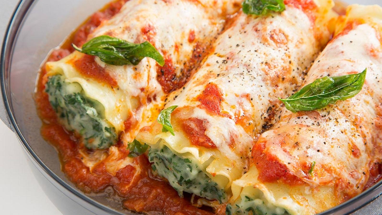 Te enseñamos a hacer los clásicos canelones con salsa roja y blanca.