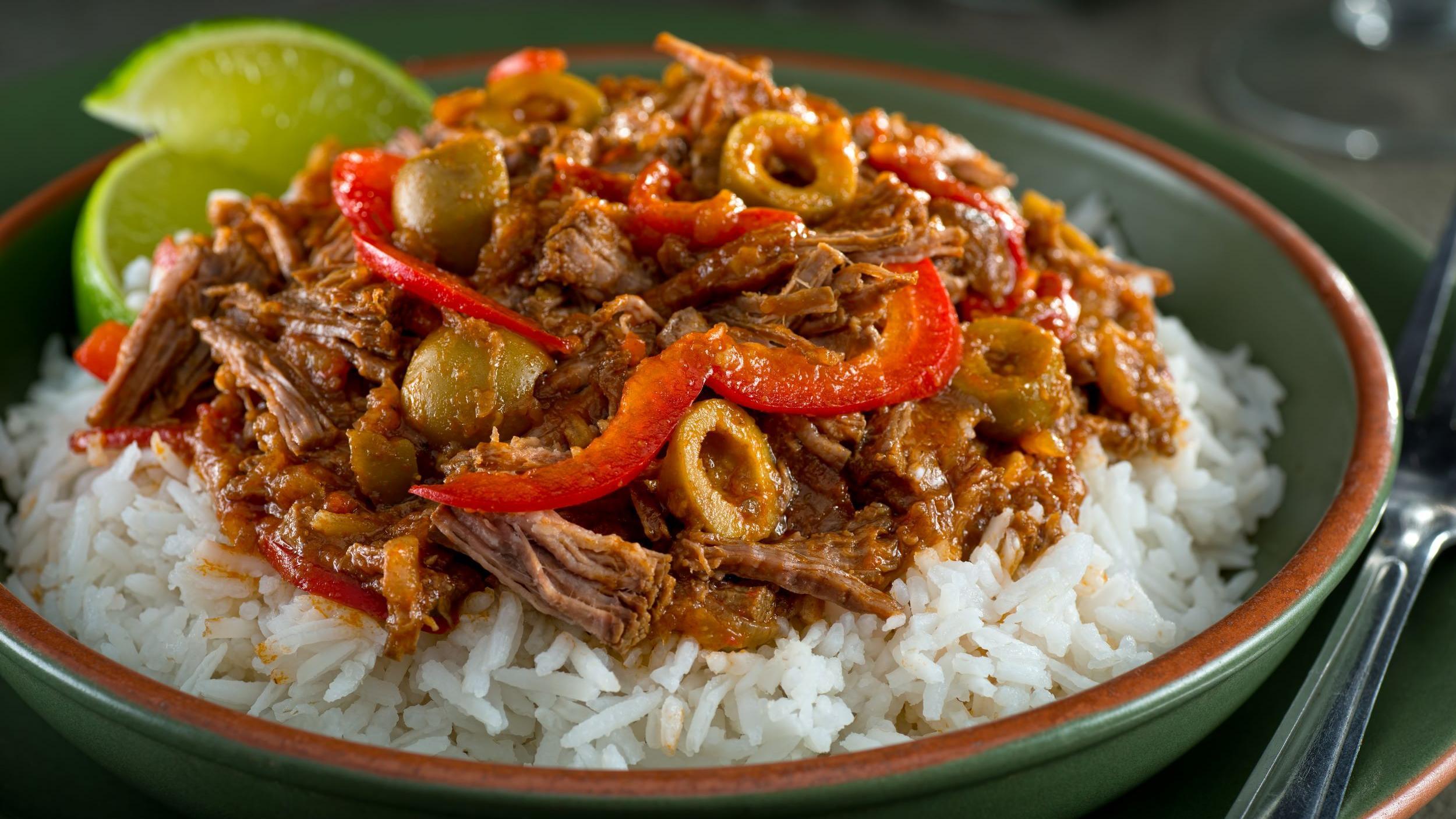 La carne mechada al horno puede incluir aceitunas y acompañarse con fideos o arroz. (Imagen ilustrativa).