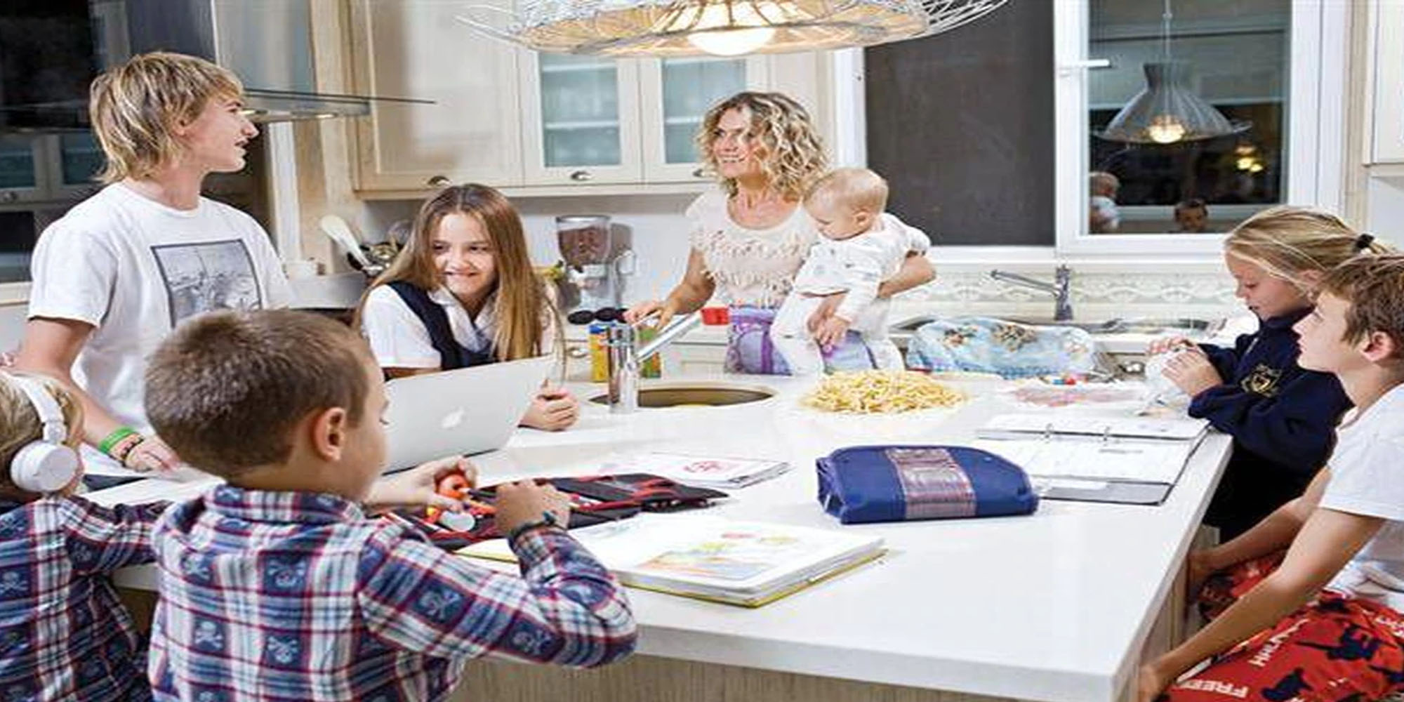 Maru Botana y sus hijos disfrutando en la cocina.